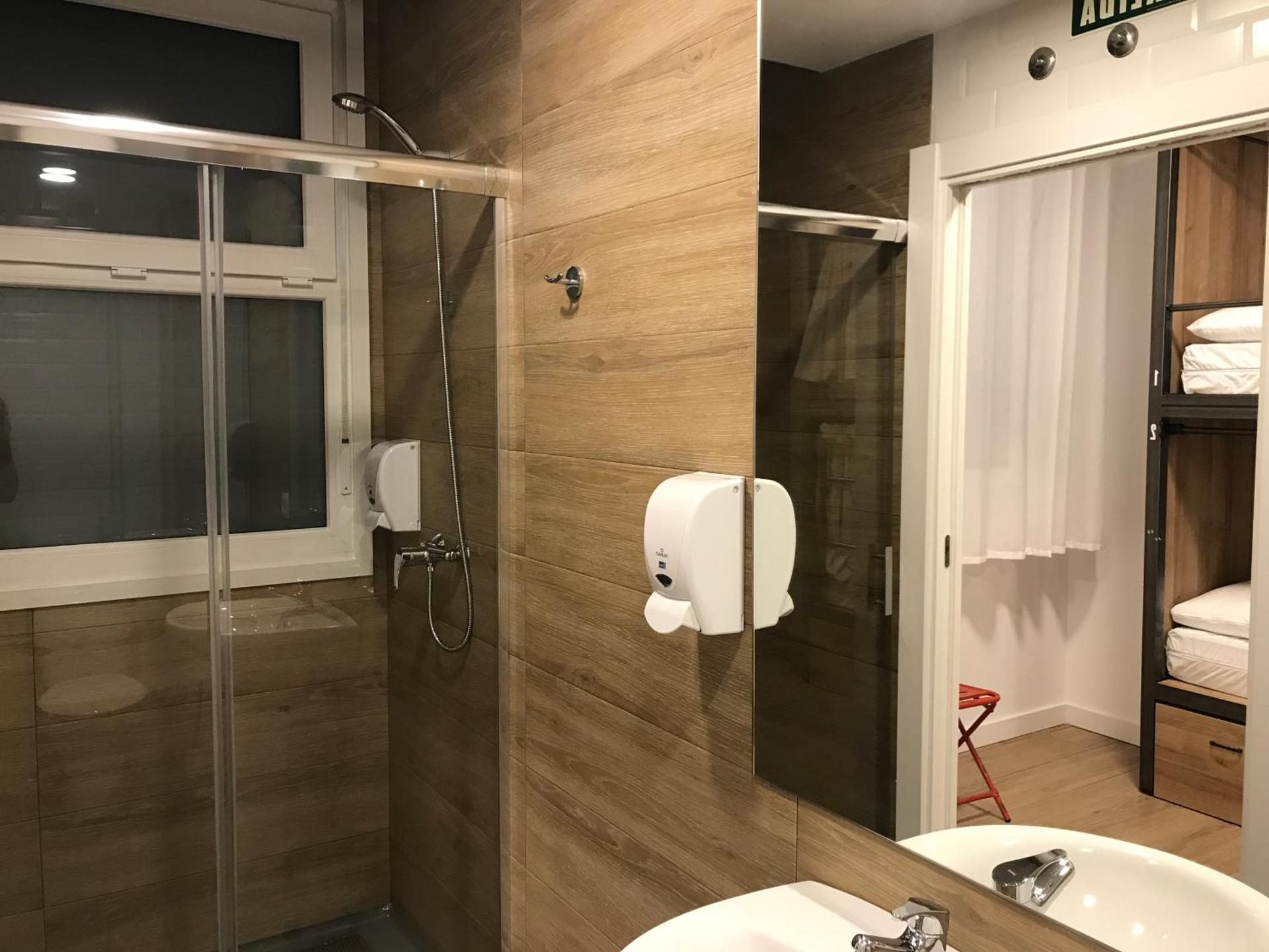 Winederful Hostel & Café