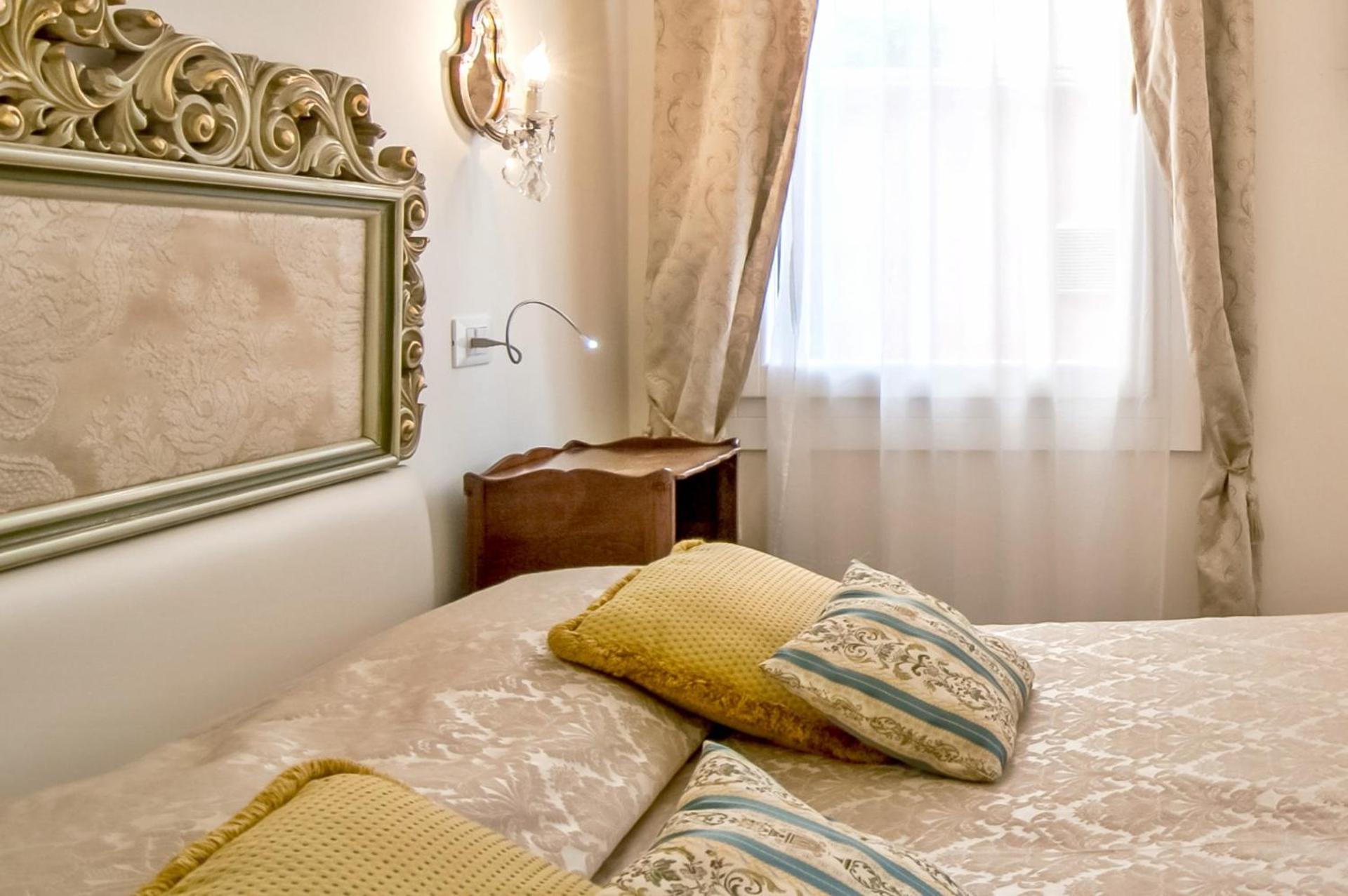 MICHELLE IN VENICE Charming Houses