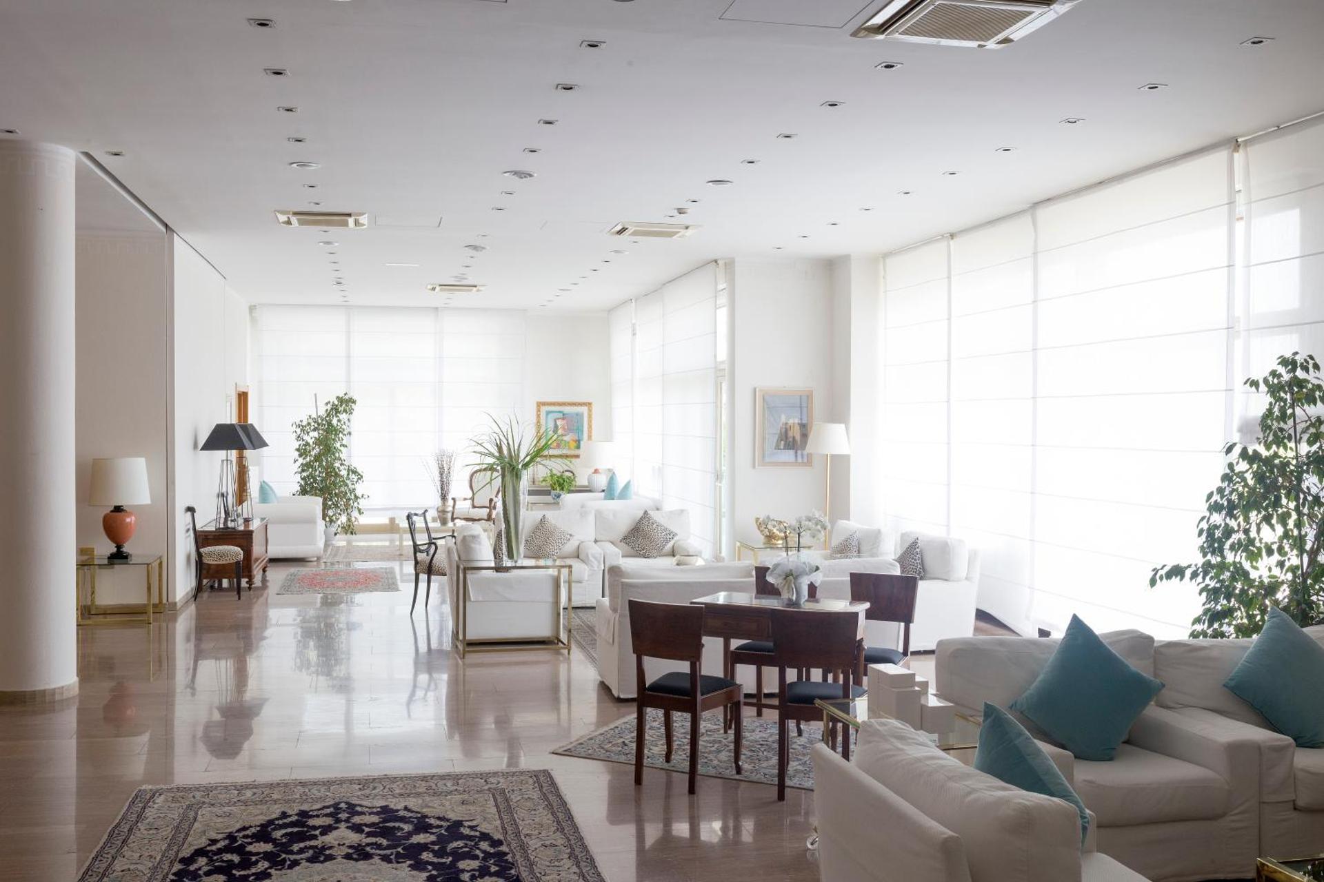 Communal lounge/ TV room