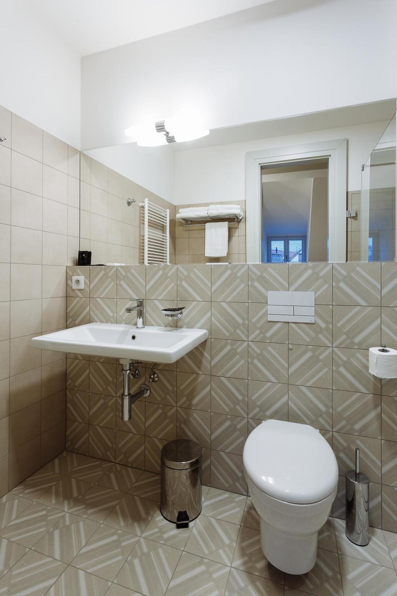 Small Elegant Suite 5