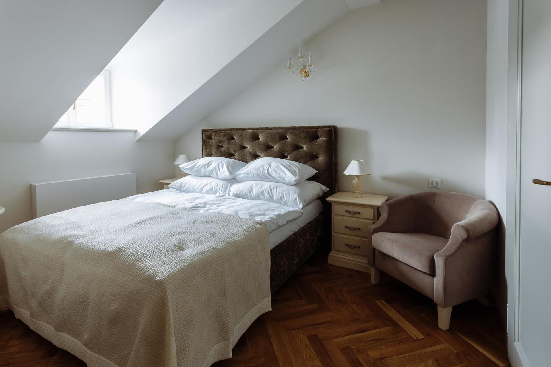 Small Elegant Suite 5