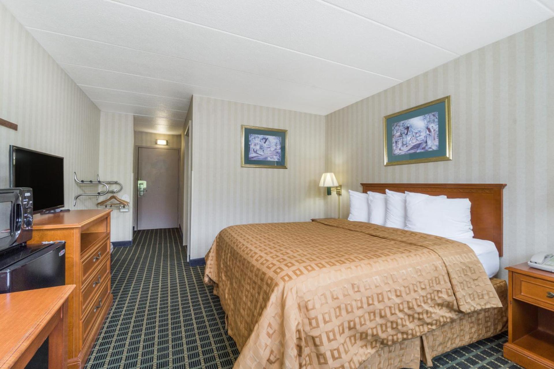 Queen Room with Roll-In Shower - Mobility Accessible/Non-Smoking