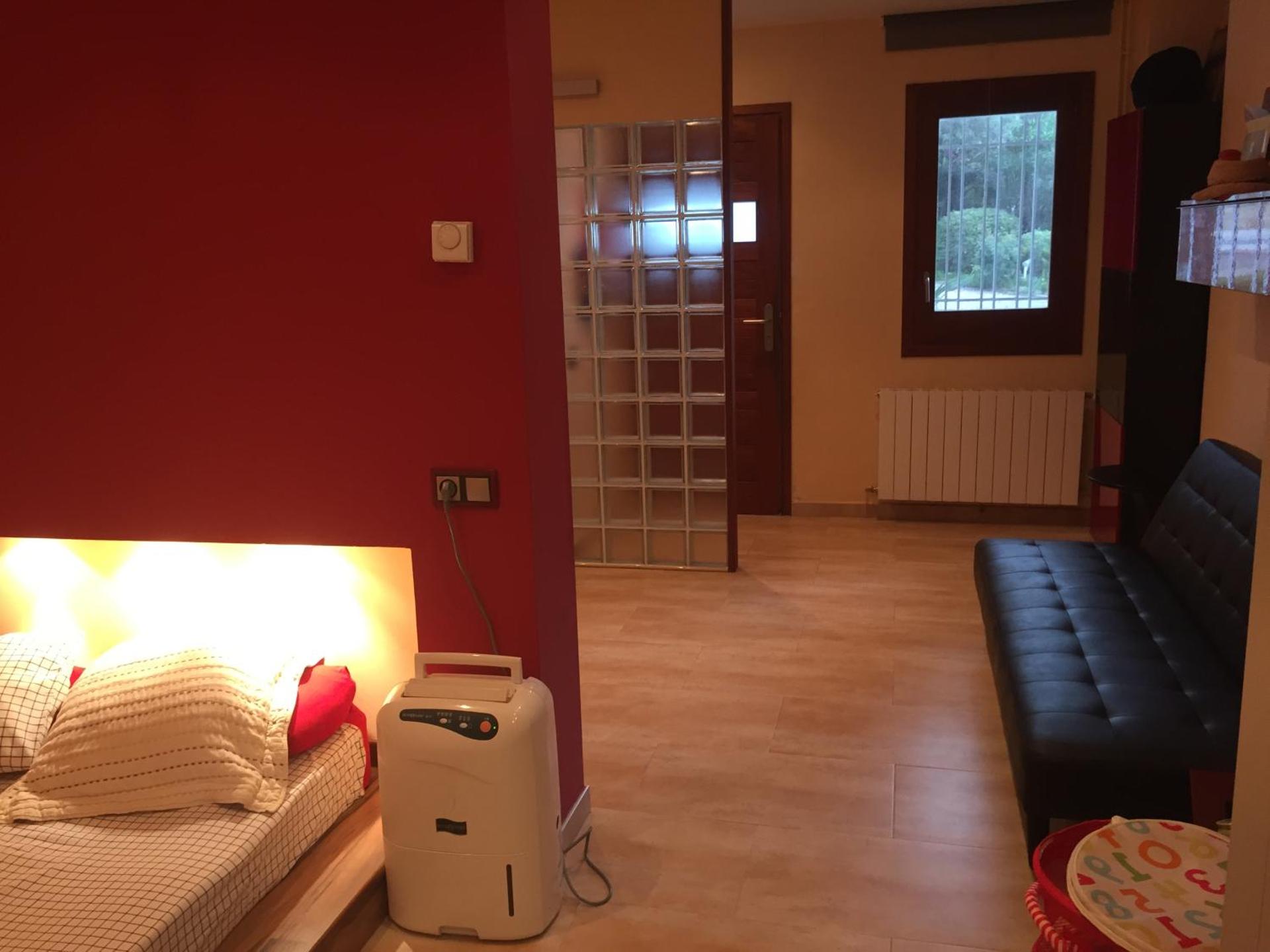 apartamento aislado jardín y piscina