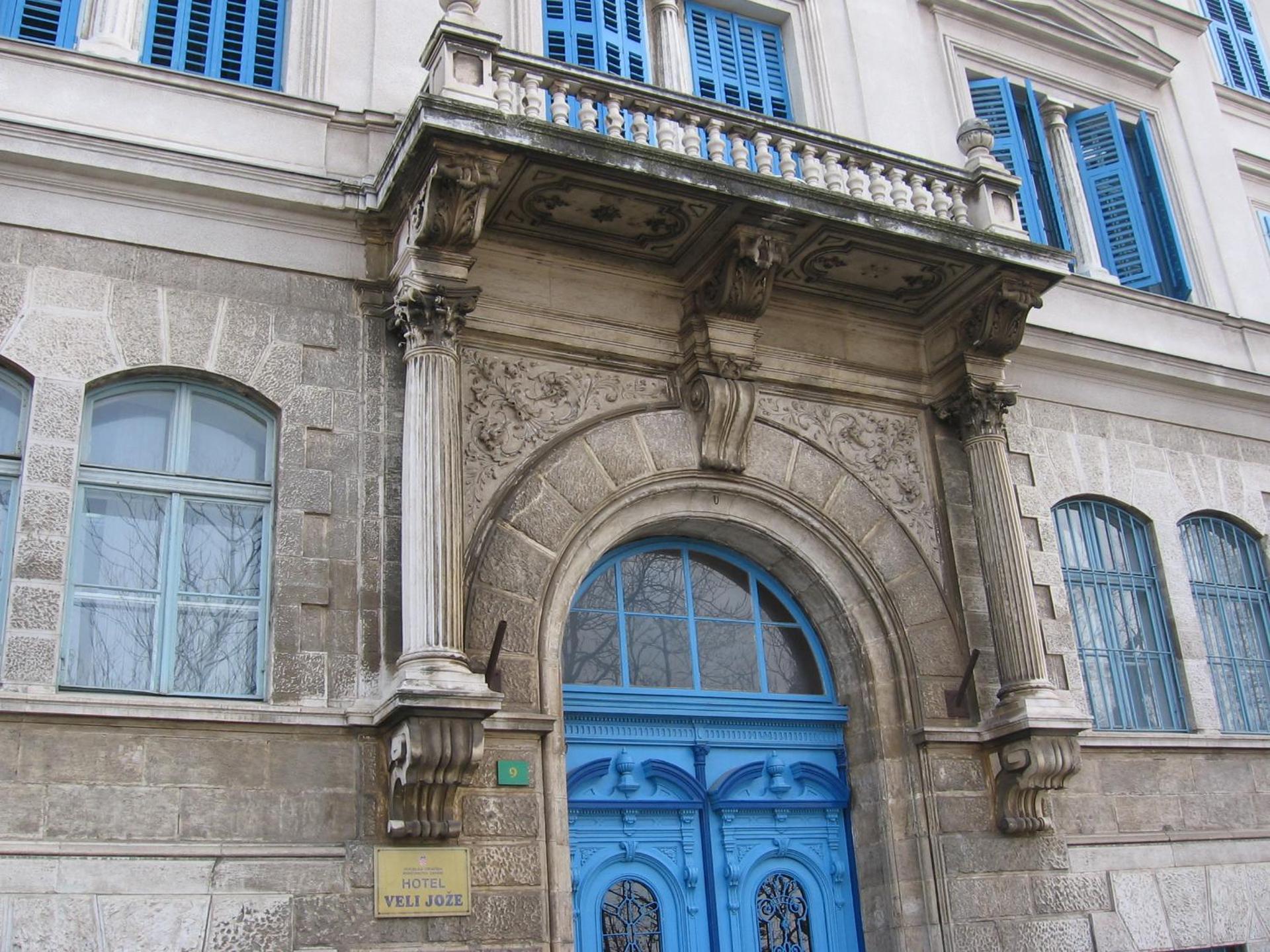 Facade/entrance