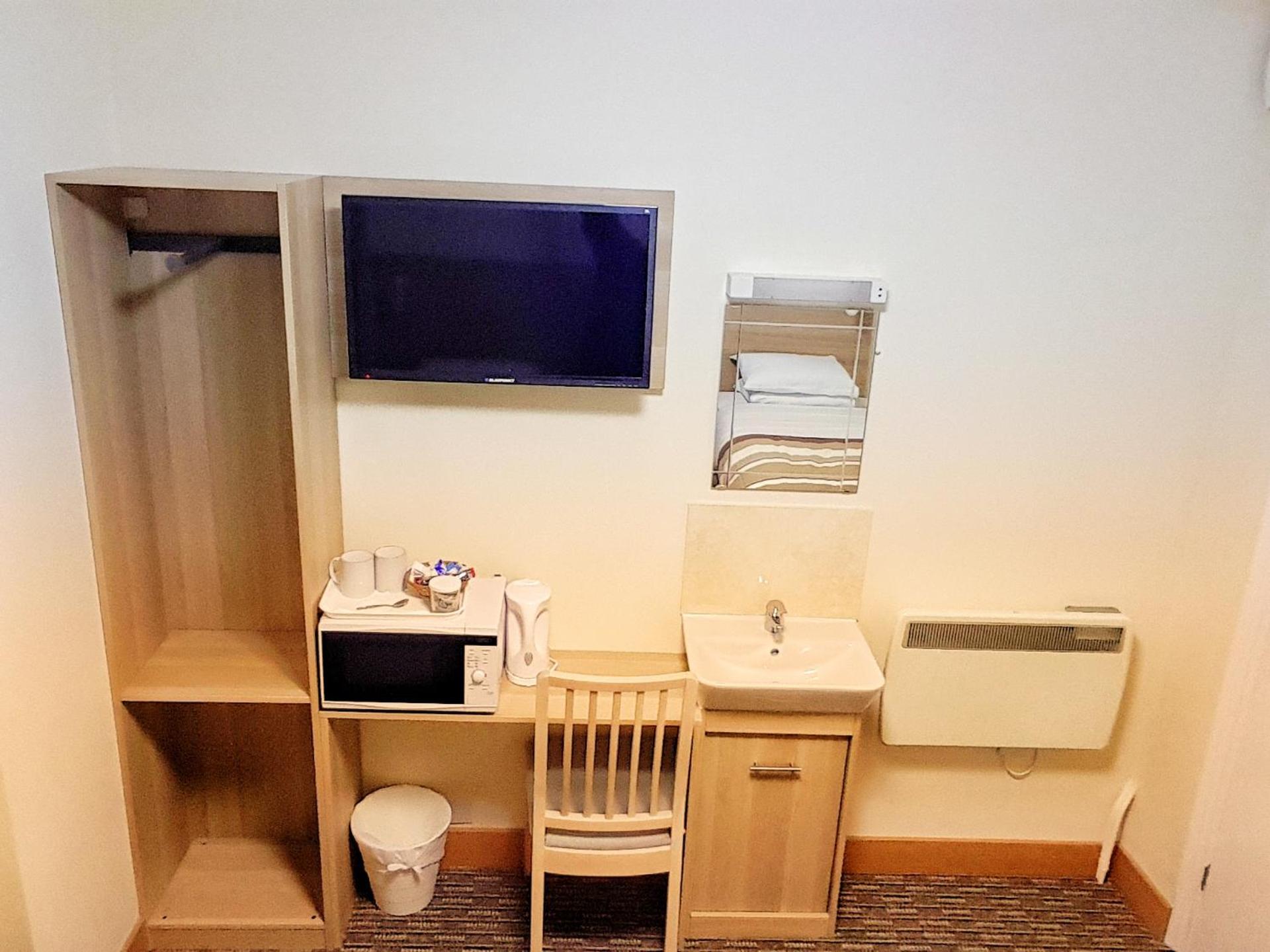 Superior Twin Room with Shared Bathroom