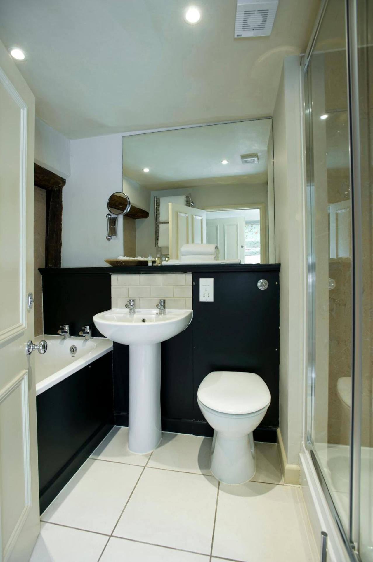 The Greyhound on the Test Hotel