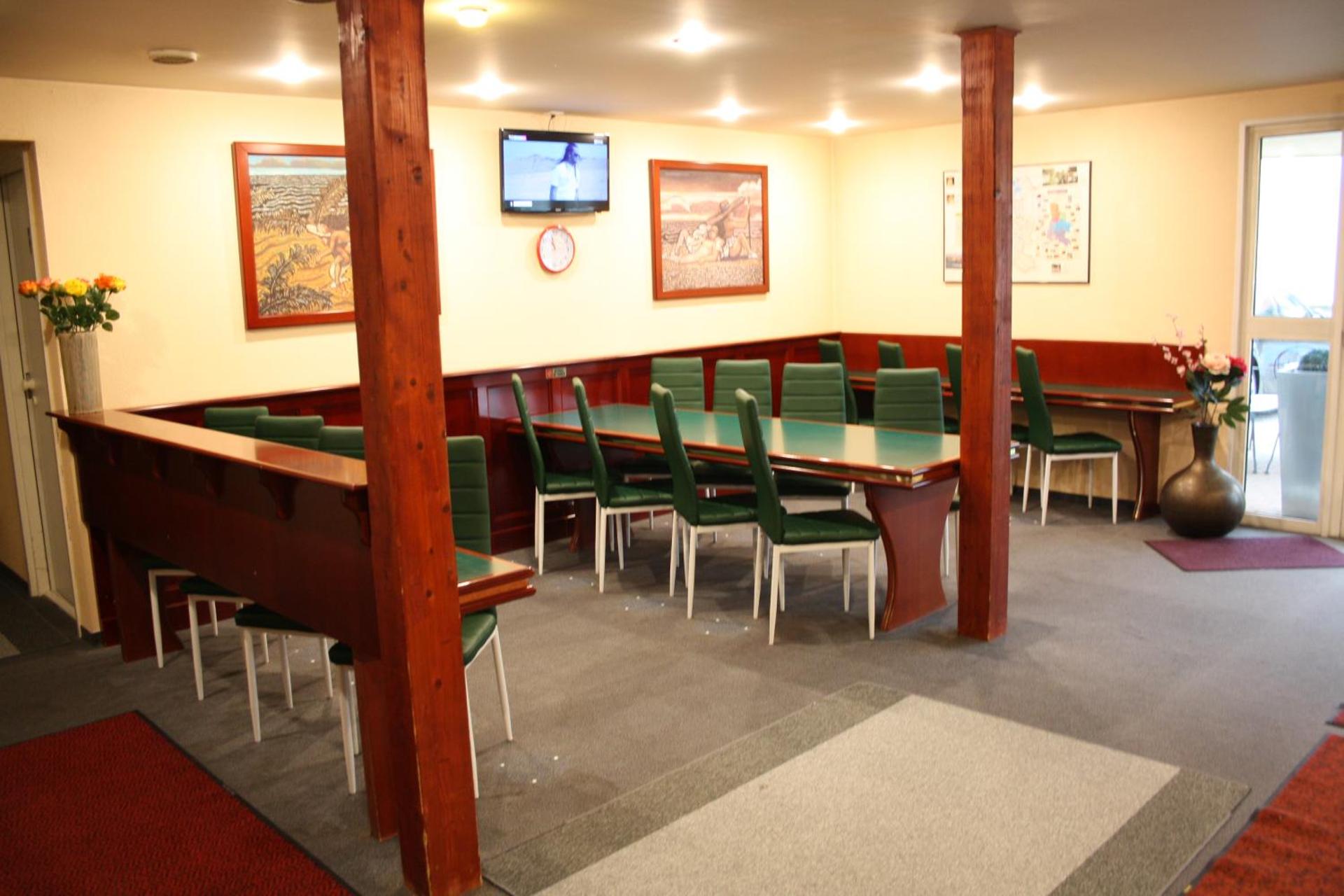 Communal lounge/ TV room