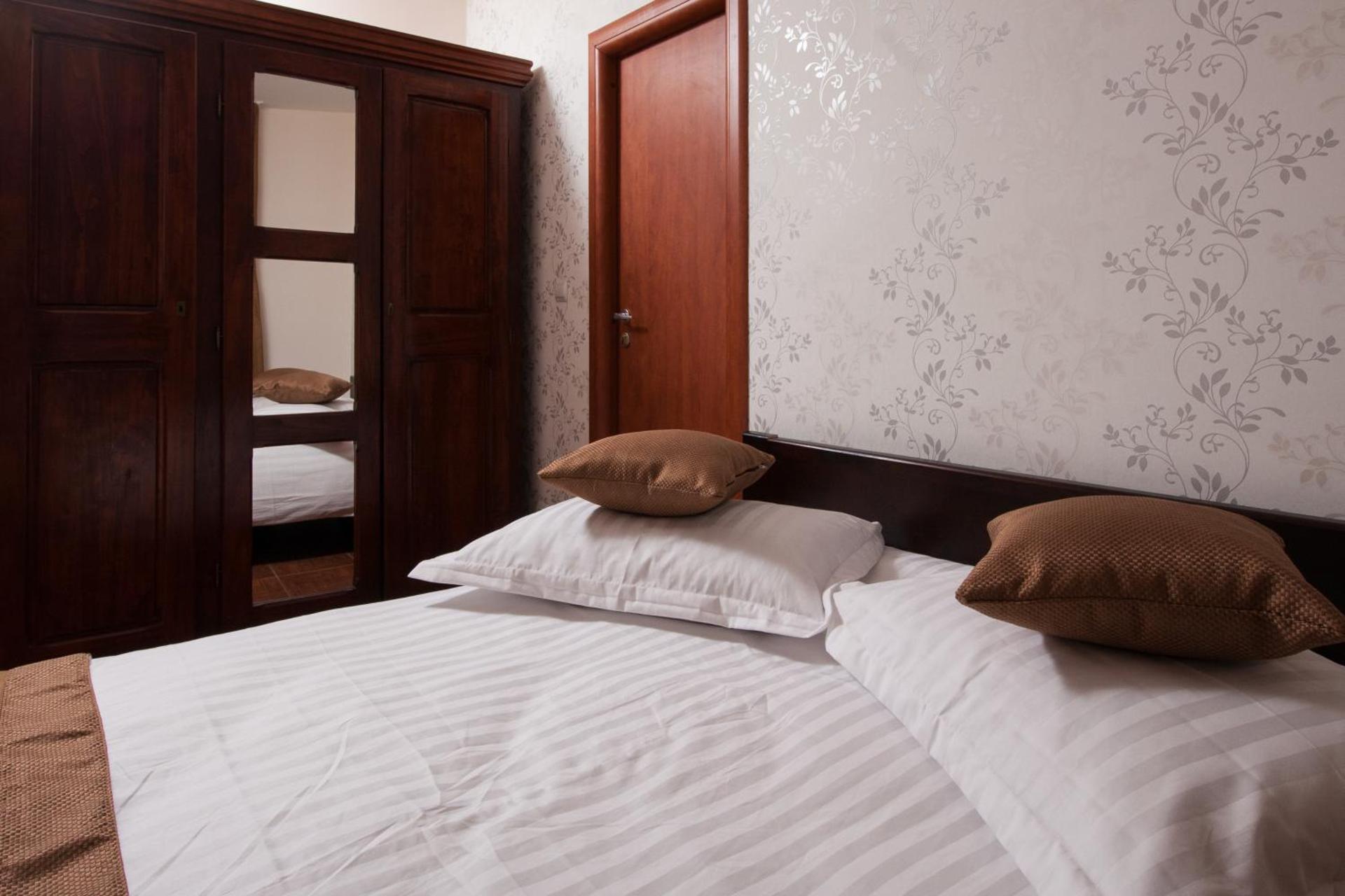 Complex Mona Caraiman