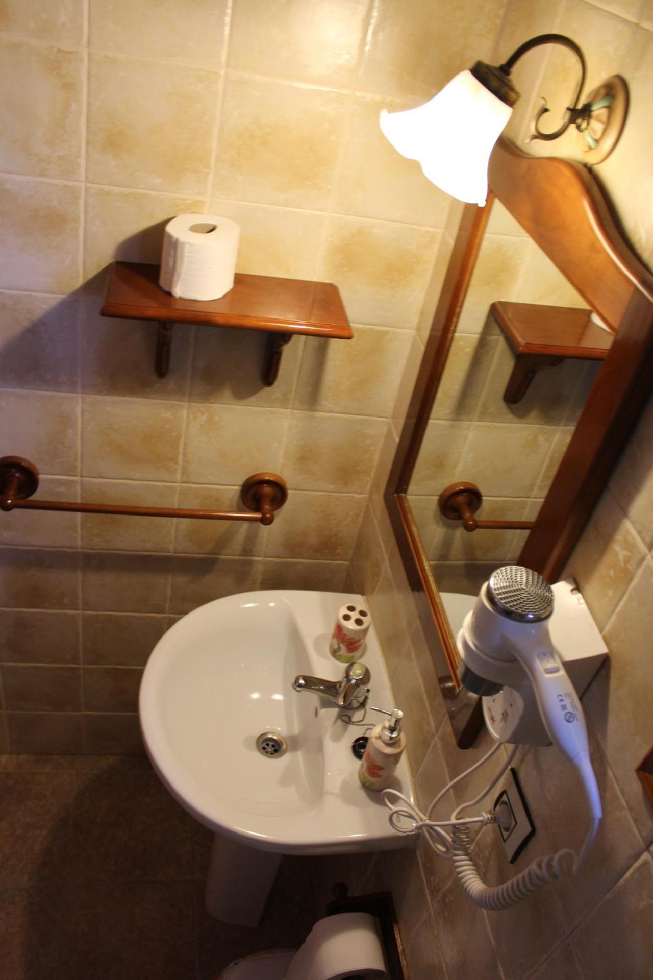 Deluxe Double Room (2 Adults + 1 Child)