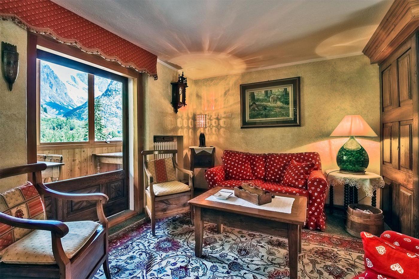 Communal lounge/ TV room