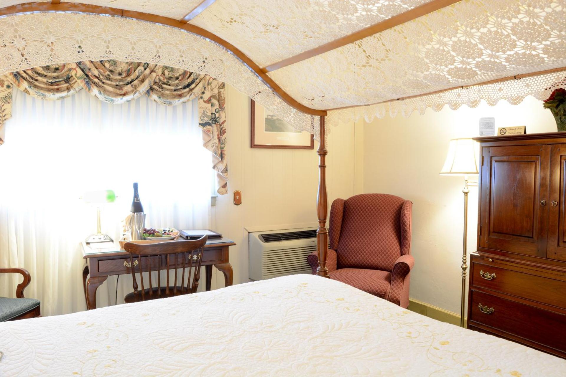 Queen Canopy Room [BI]