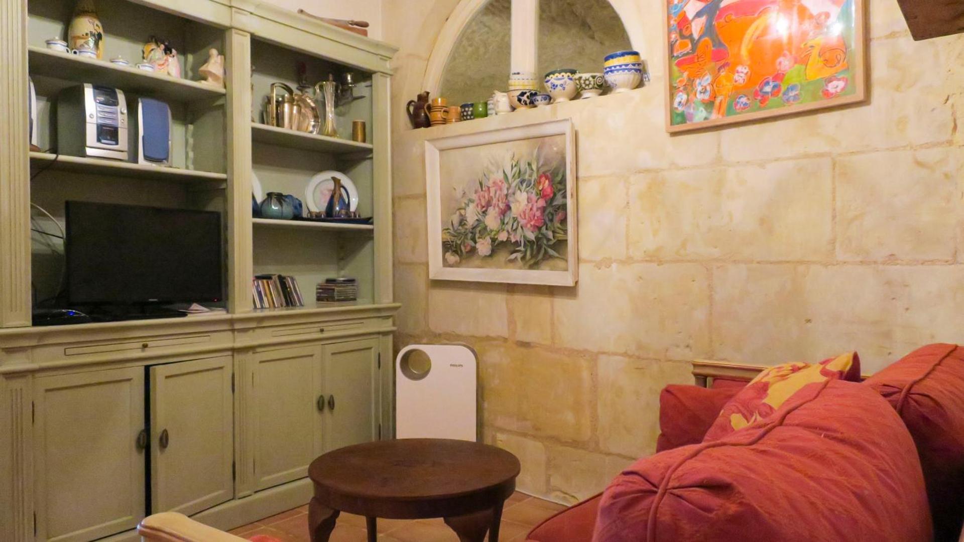 La cave de l'éperon troglodyte