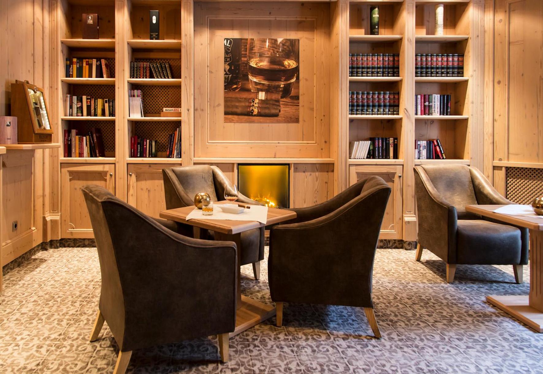 Communal lounge/ TV room