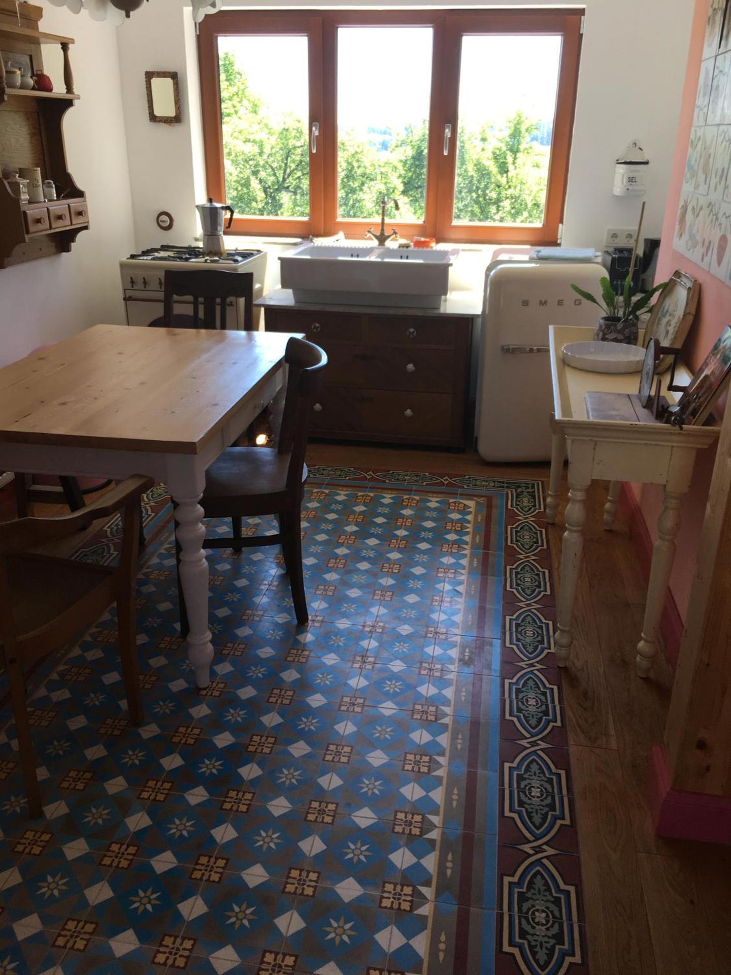 Kleine Villa im wilden Garten