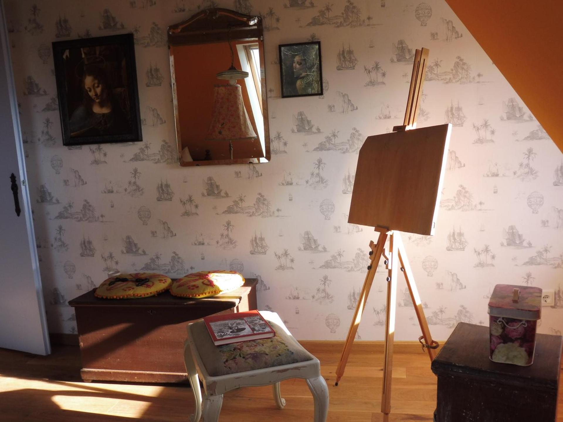 Kleine Villa im wilden Garten