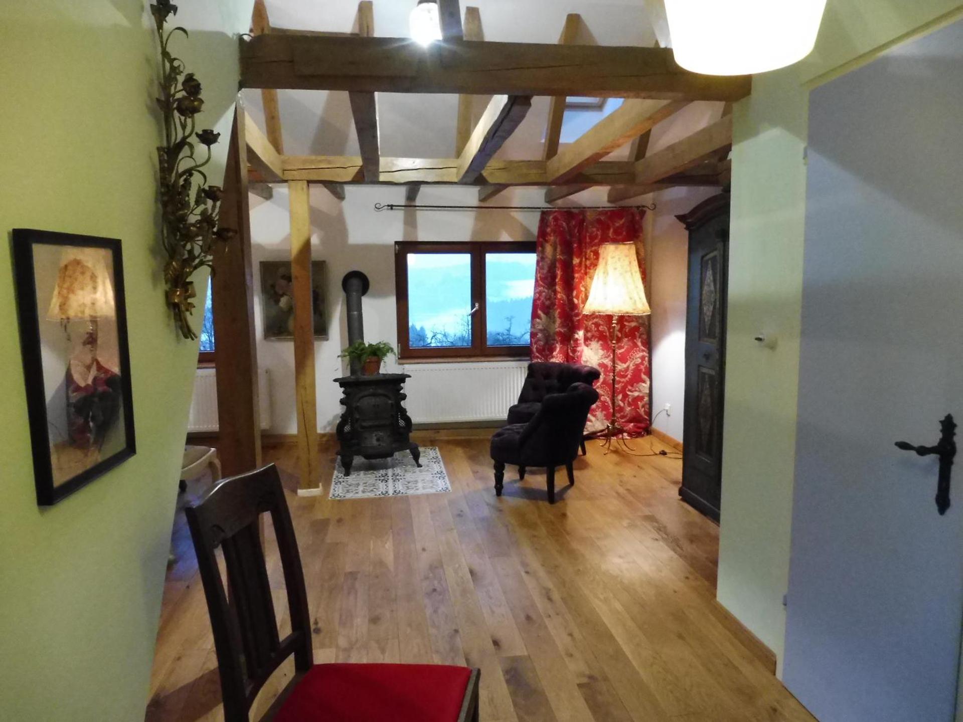 Kleine Villa im wilden Garten