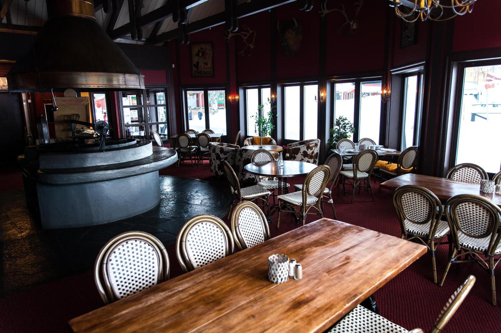 Le Ski Lodge & Steakhouse