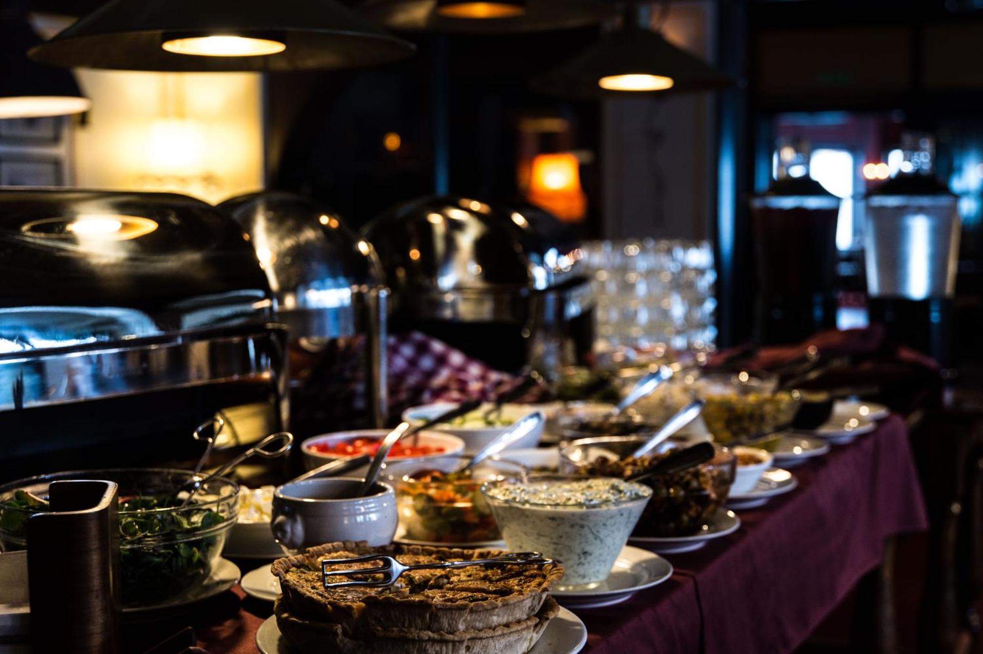 Le Ski Lodge & Steakhouse