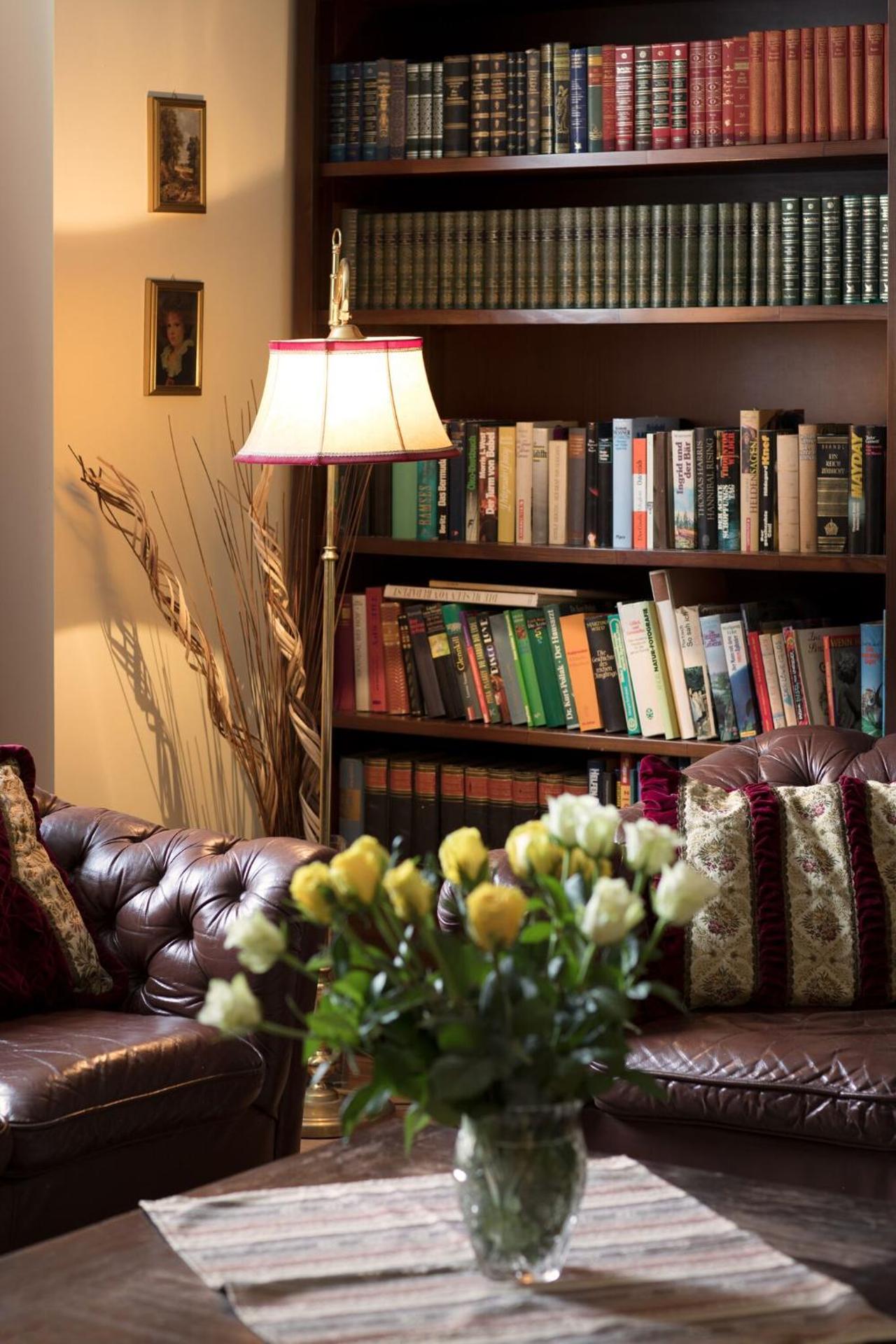 Communal lounge/ TV room