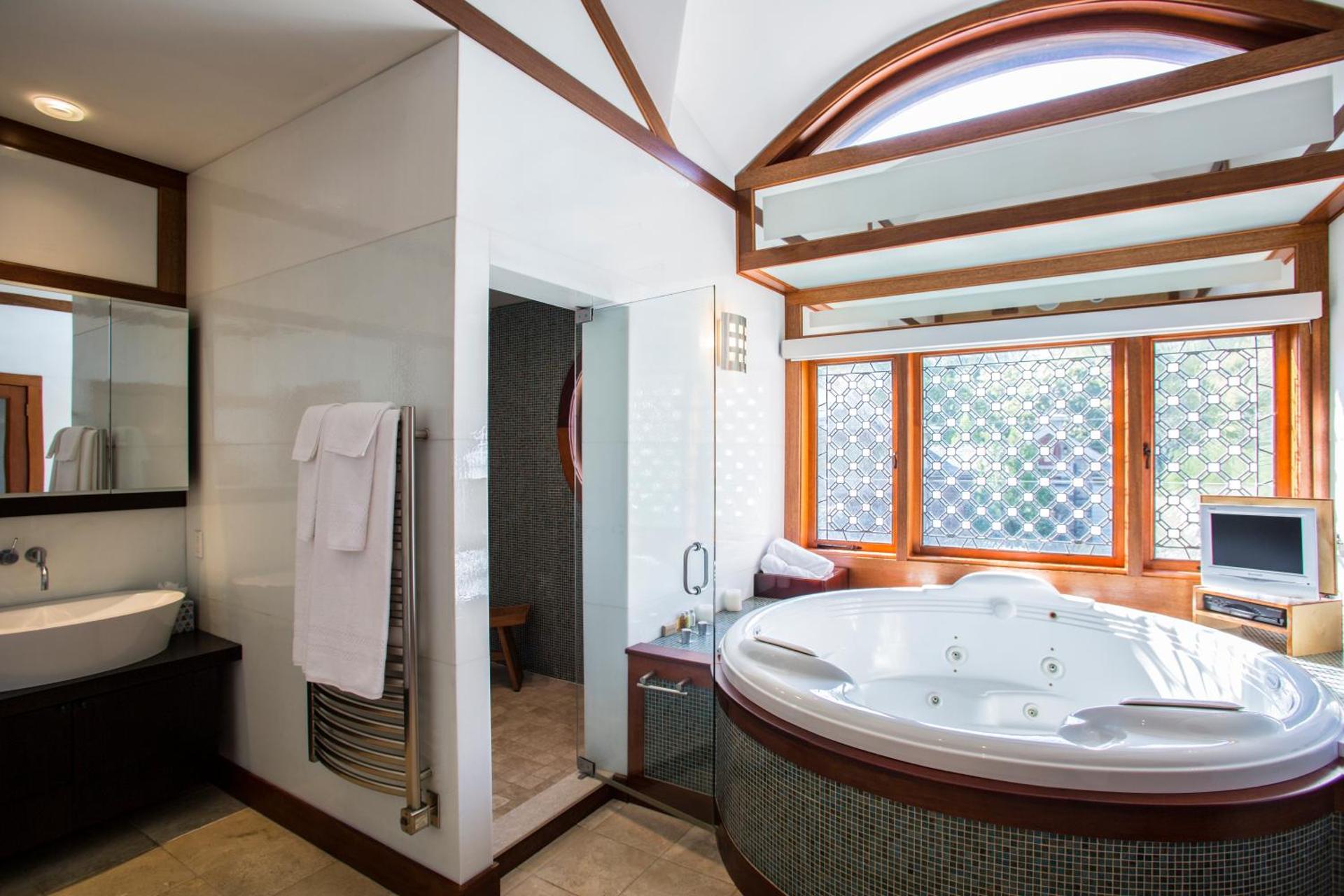 Deluxe Suite with Spa Bath