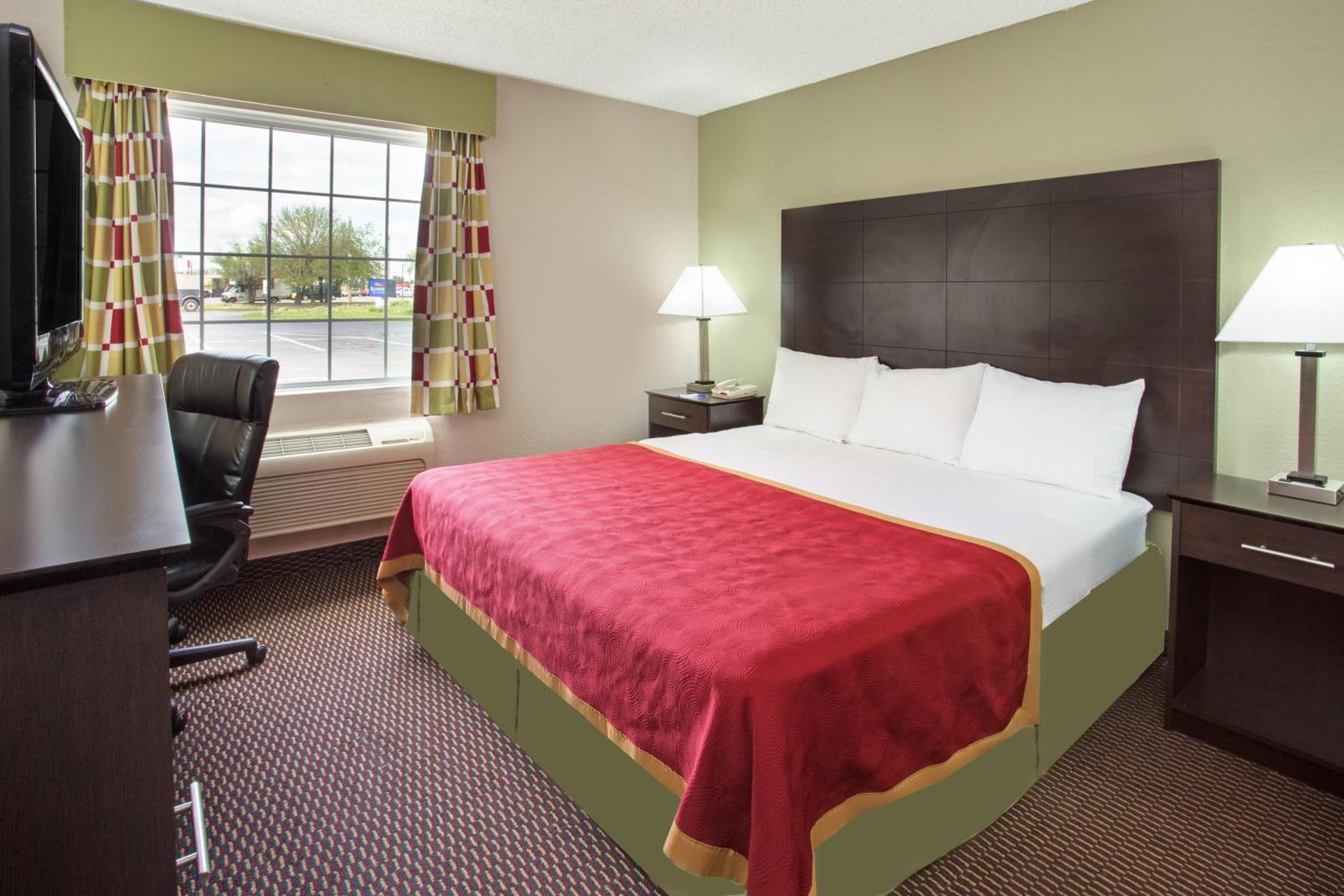 King Room with Bath Tub - Mobility Accessible/Non-Smoking