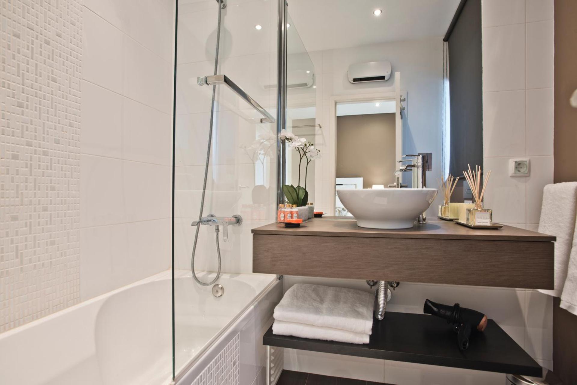 Central Apartment 127 by Saboia Collection