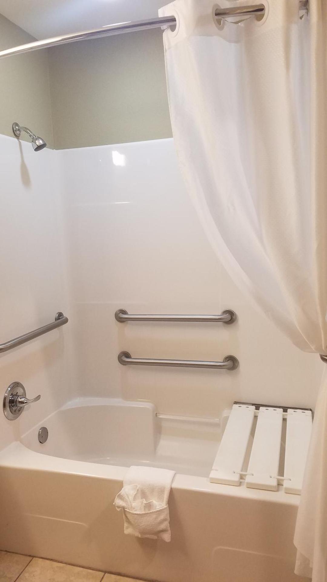 Queen Studio Suite - Hearing and Mobility Accessible/Non-Smoking