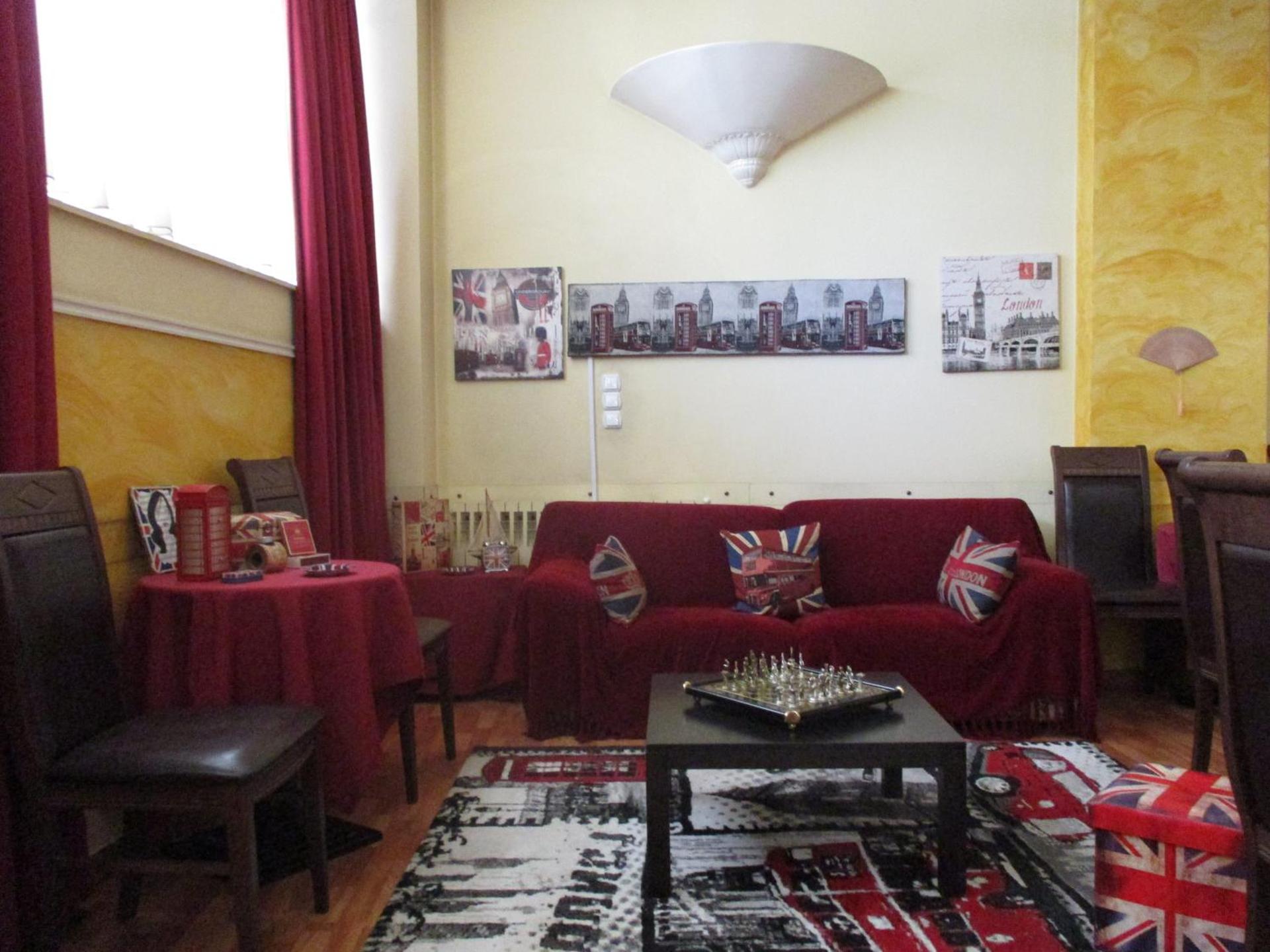 Communal lounge/ TV room