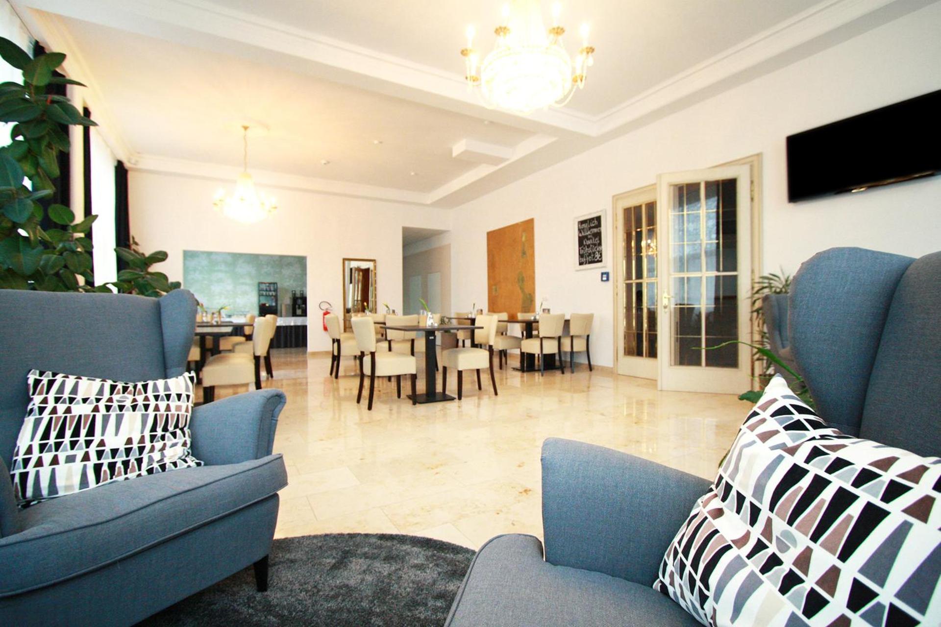 Communal lounge/ TV room