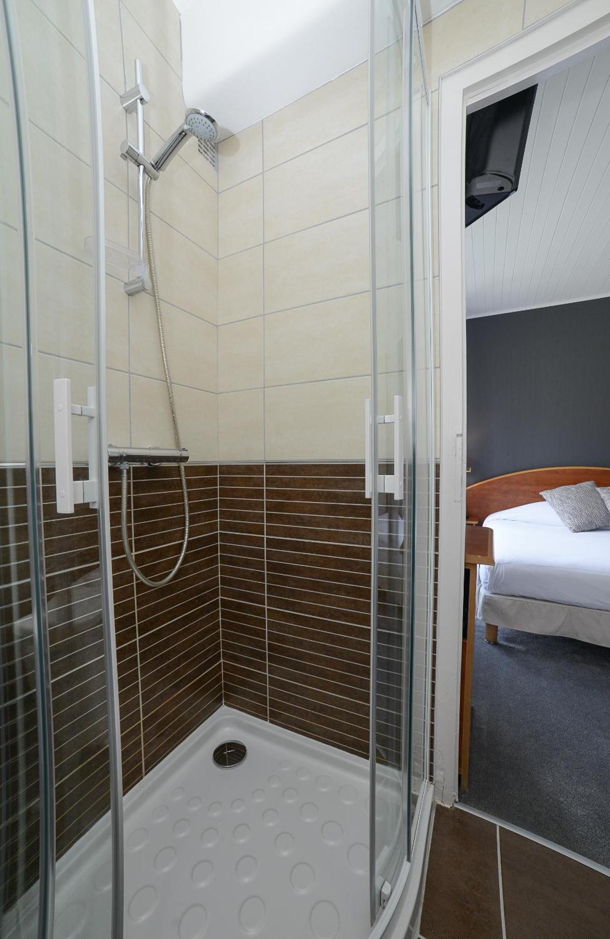 Pieni kahden hengen huone - Double