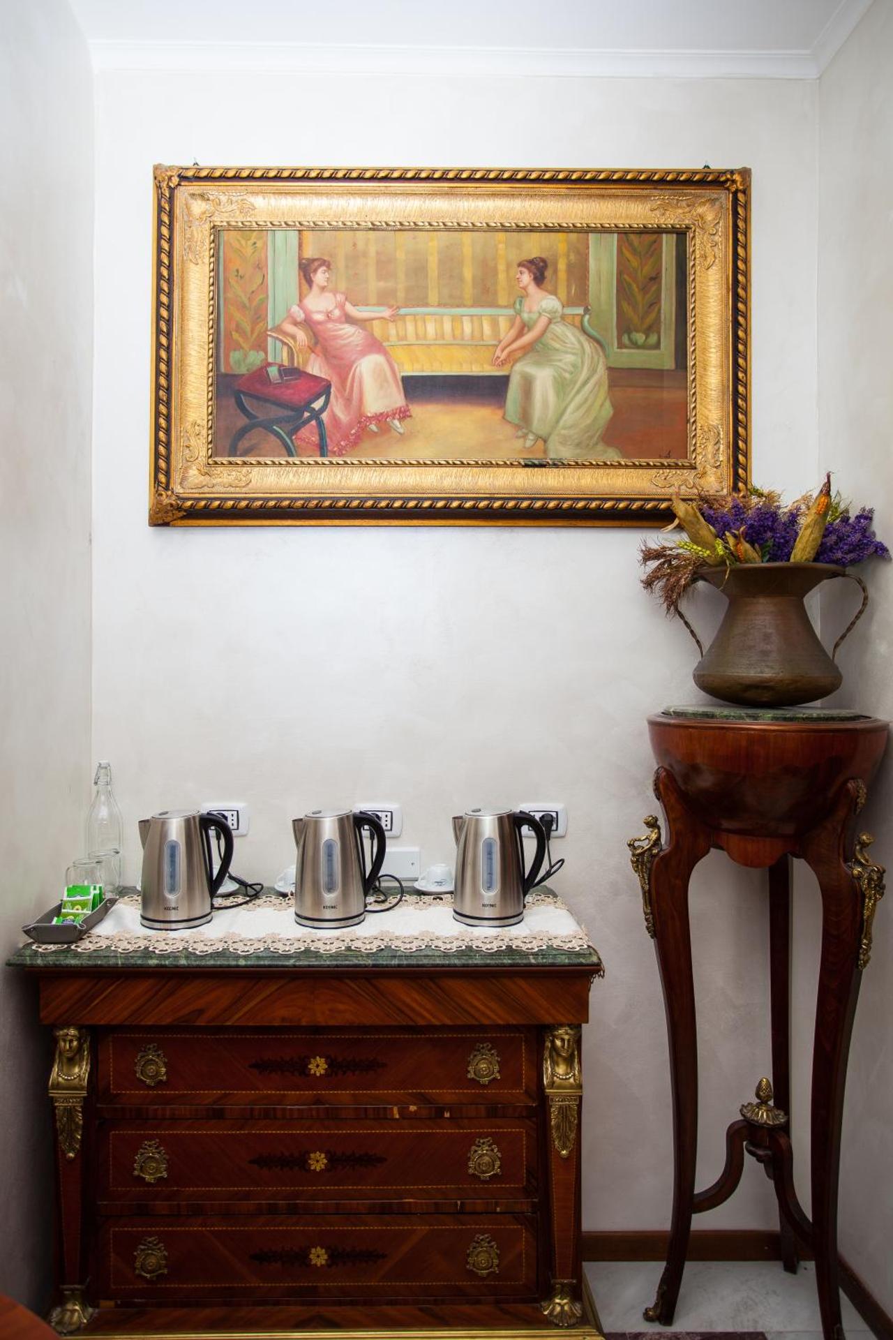 Communal lounge/ TV room