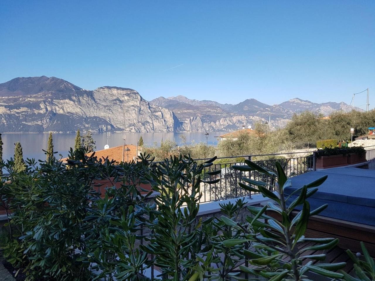 BMP APARTMENT DELUXE 2 JACUZZI RISCALDATA PRIVATA vista Lago di Garda