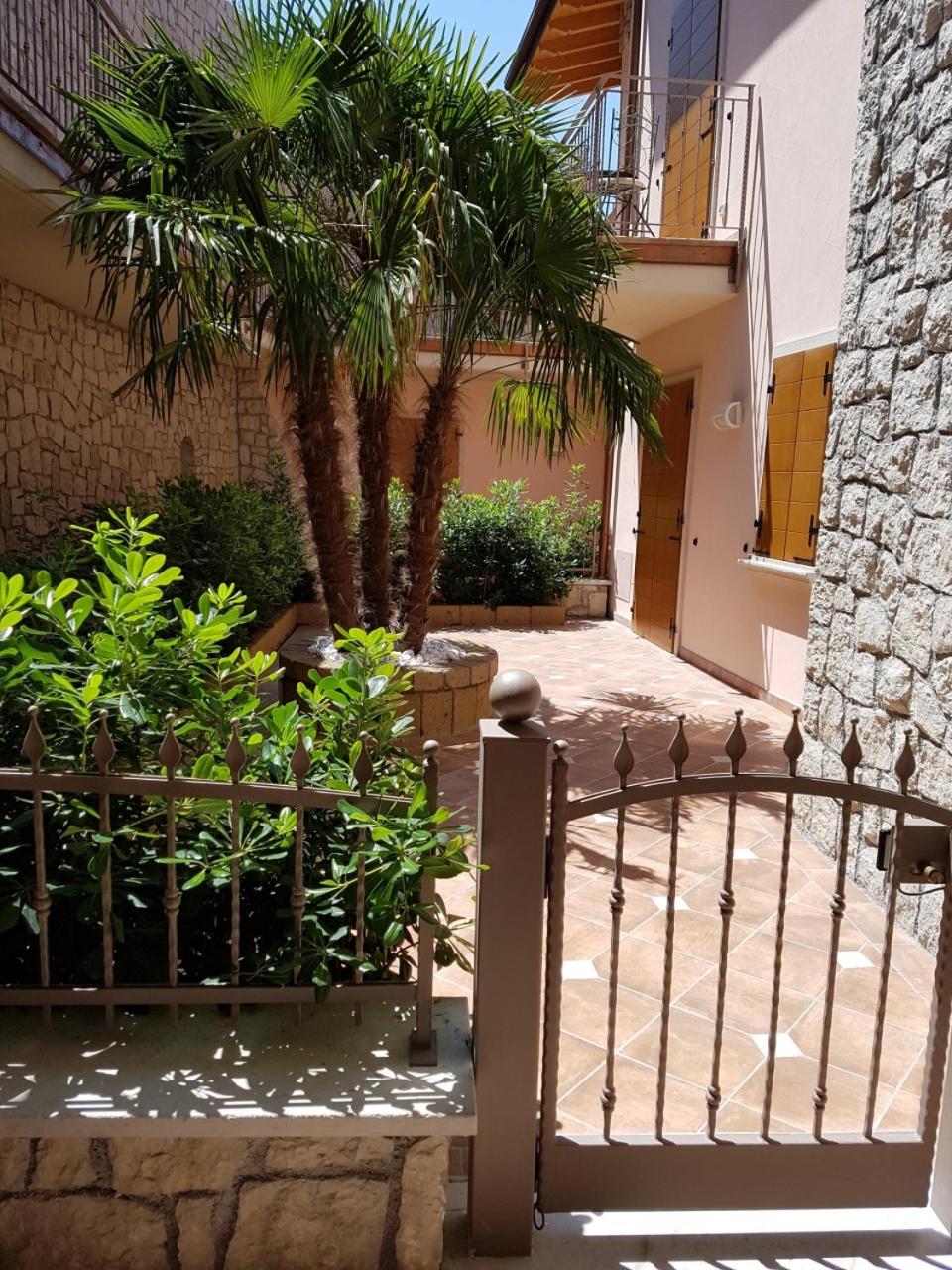 BMP APARTMENT DELUXE 2 JACUZZI RISCALDATA PRIVATA vista Lago di Garda