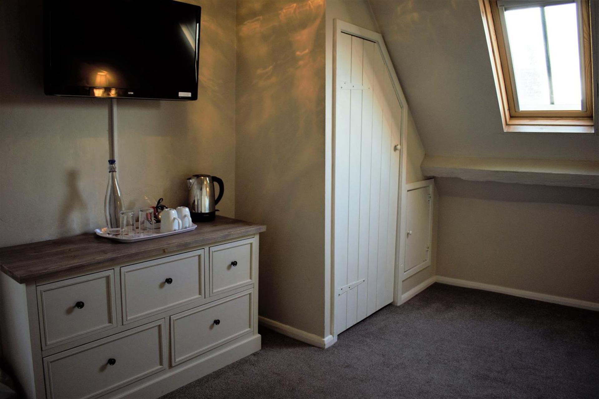 Bagatelle (Small Double) - Fourth Floor