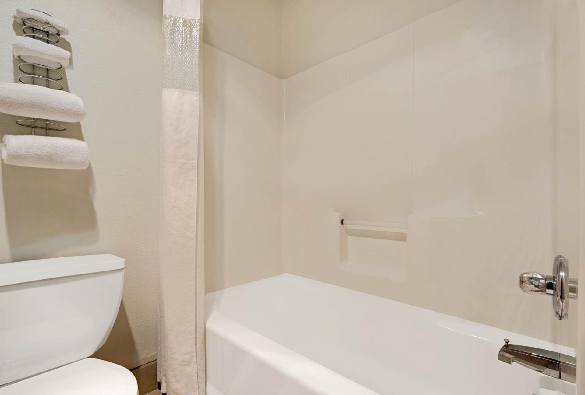 Super 8 by Wyndham Riverside/Kansas City