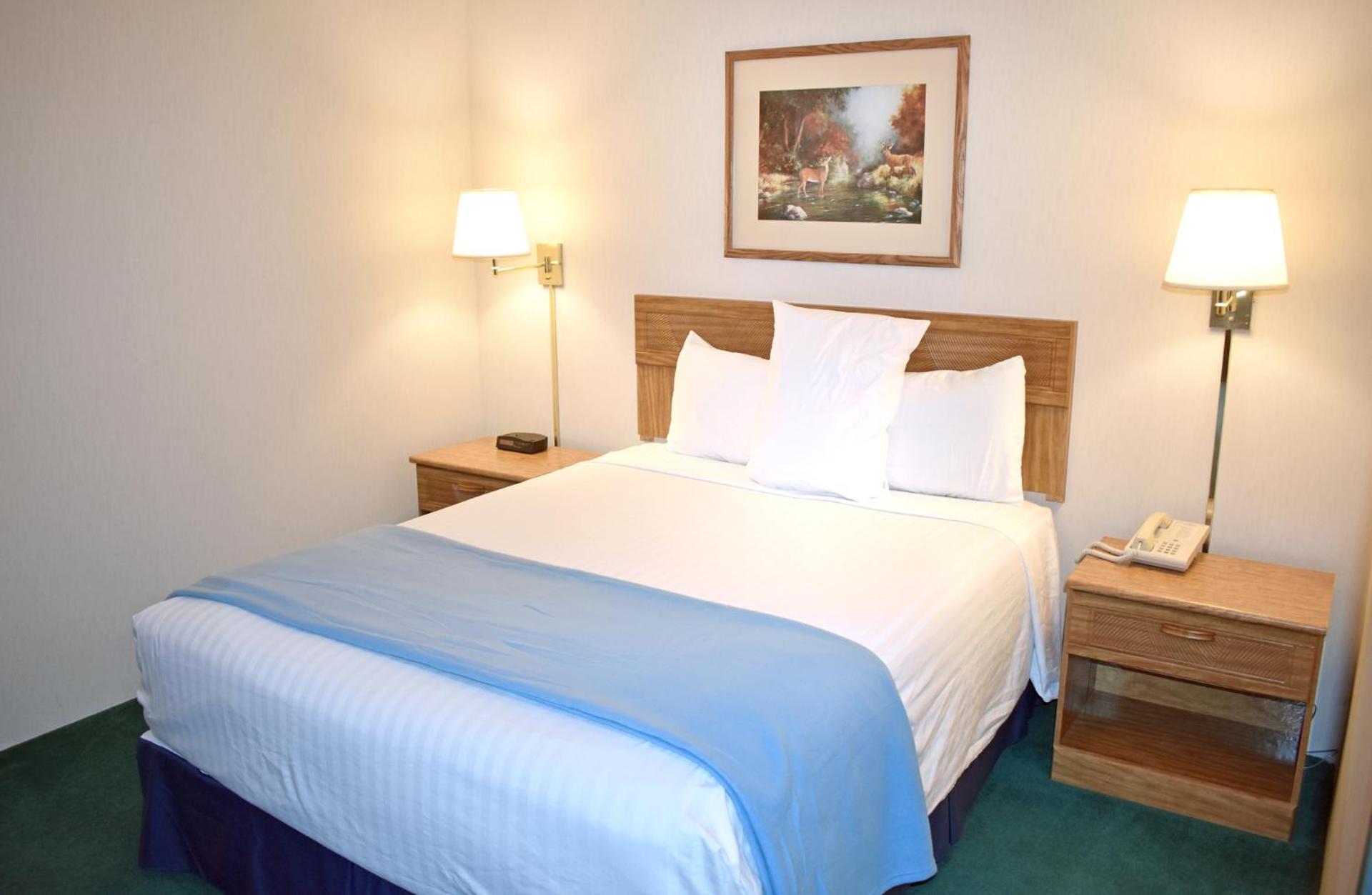 Americas Best Value Inn & Suites - Tahquamenon Country