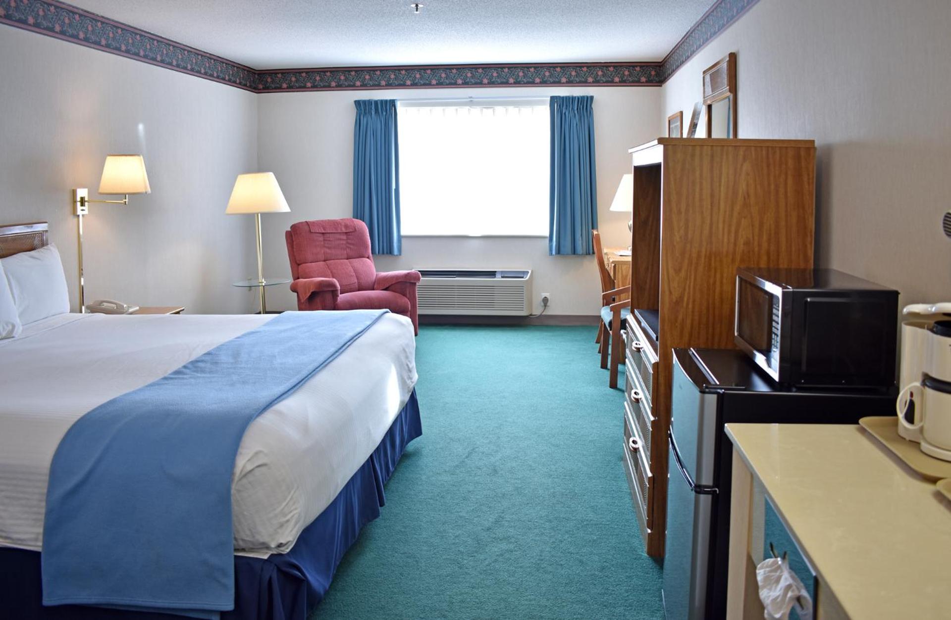 Americas Best Value Inn & Suites - Tahquamenon Country