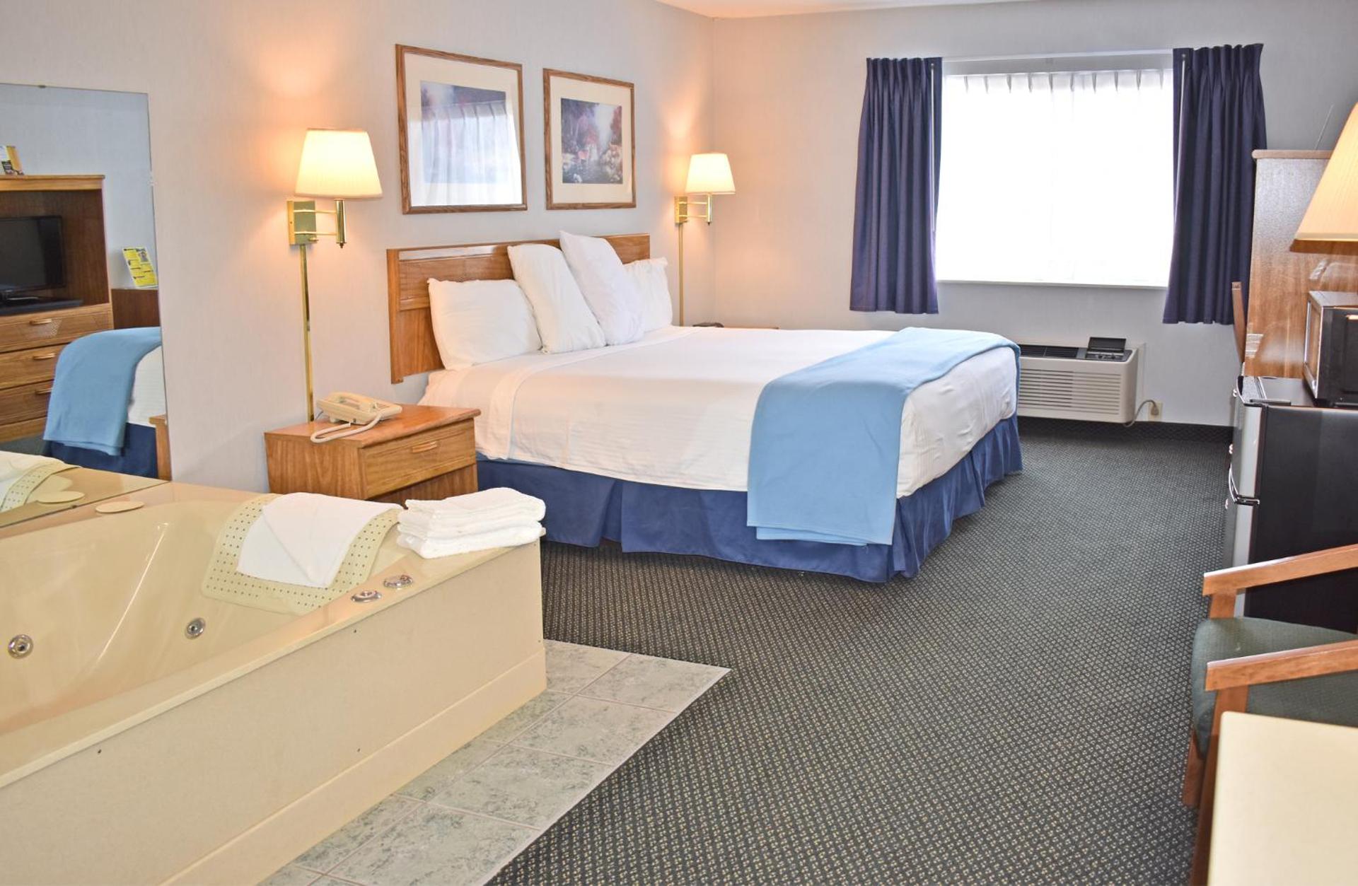 Americas Best Value Inn & Suites - Tahquamenon Country