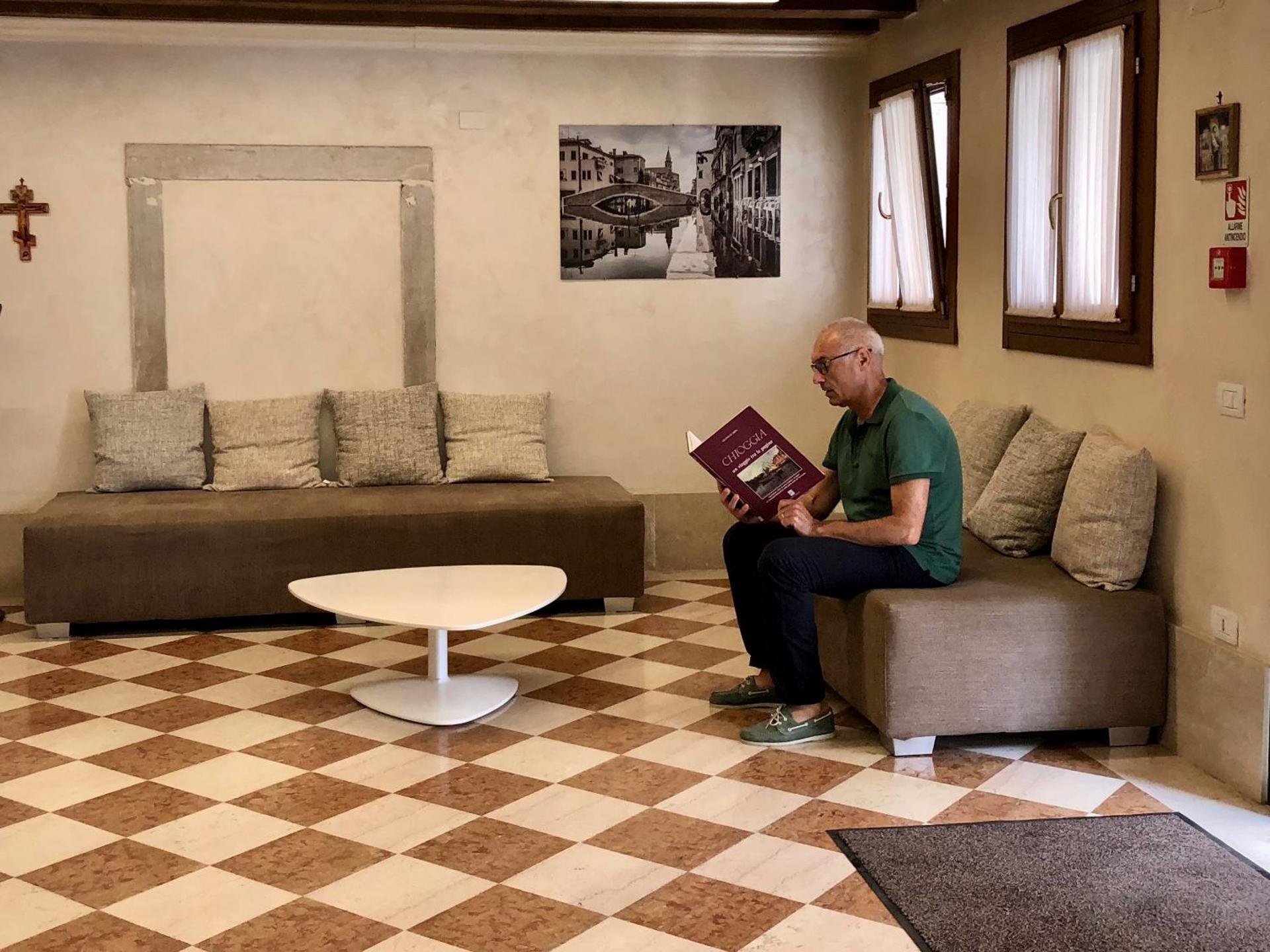 Communal lounge/ TV room