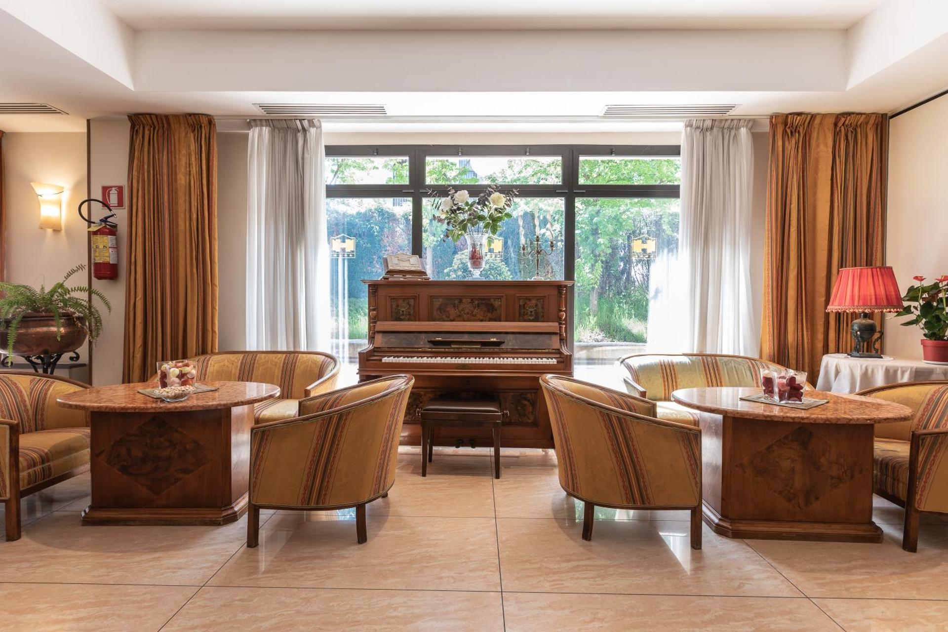 Communal lounge/ TV room