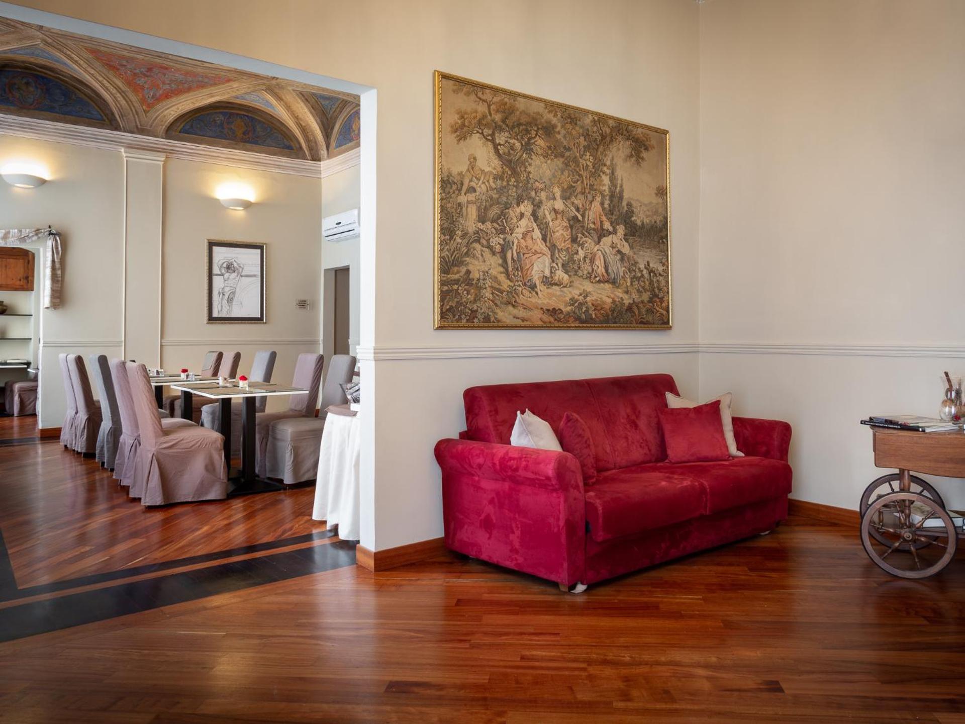 Communal lounge/ TV room