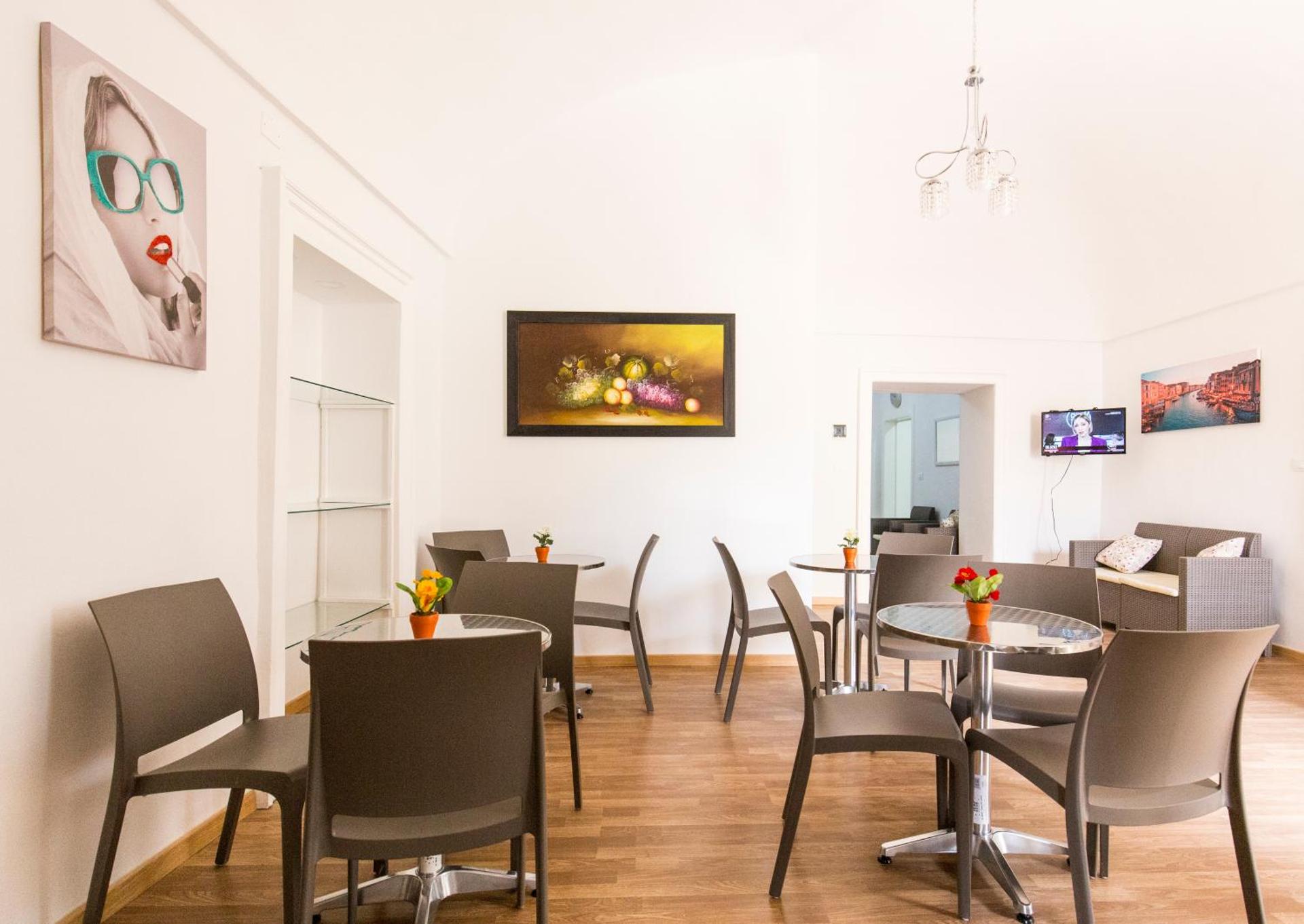 Communal lounge/ TV room