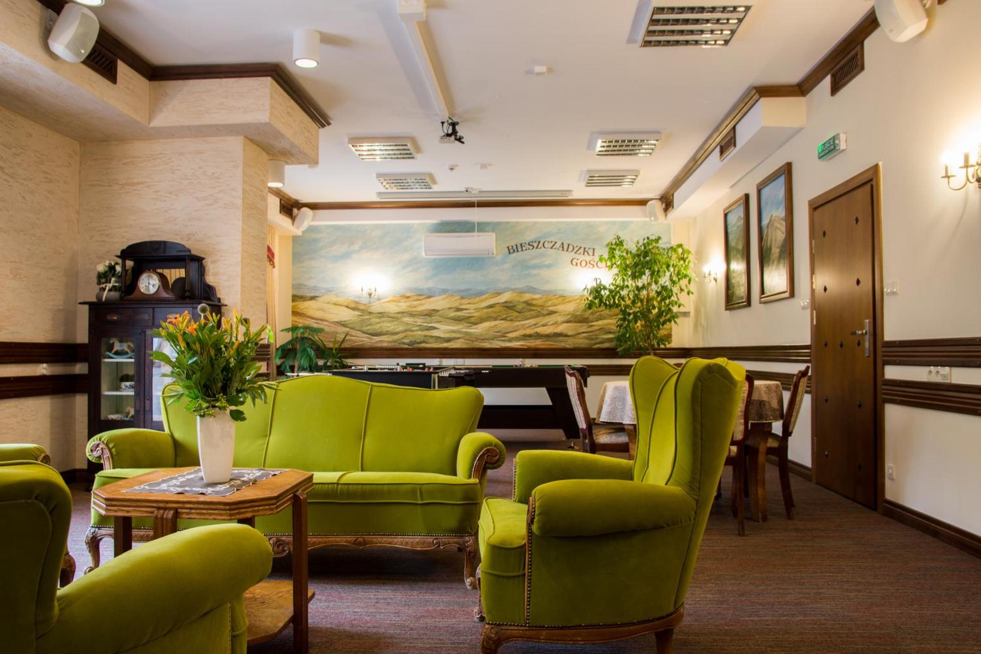 Communal lounge/ TV room