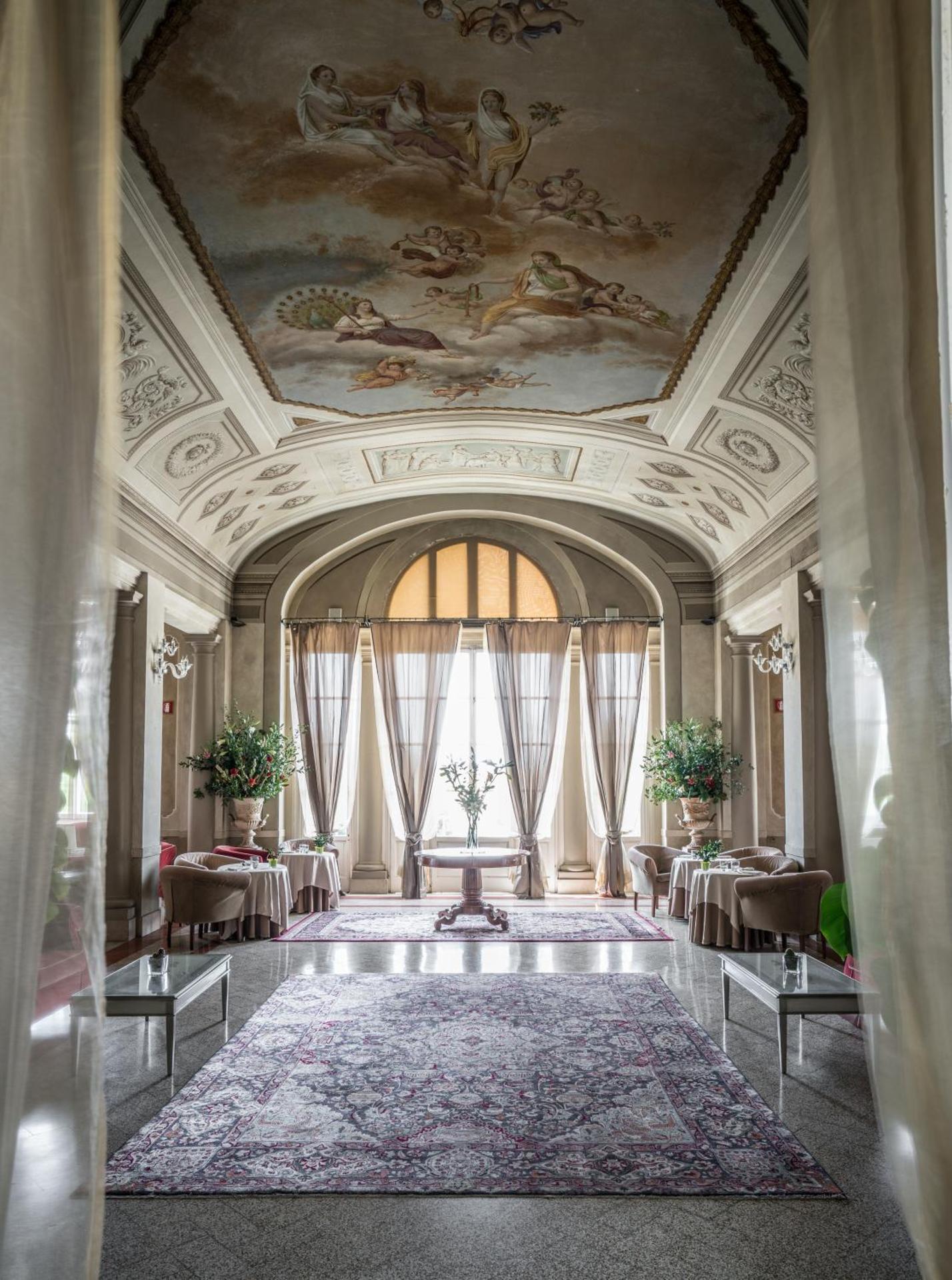 Communal lounge/ TV room