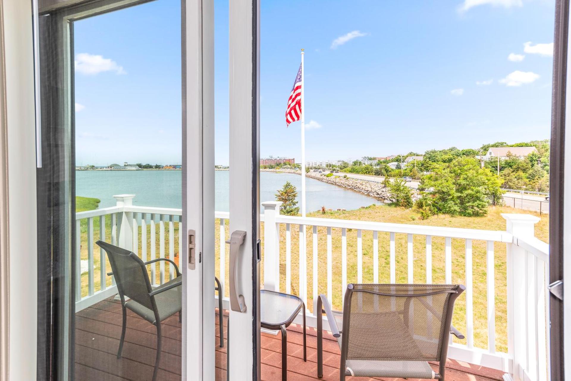 The Beacon Waterfront Inn