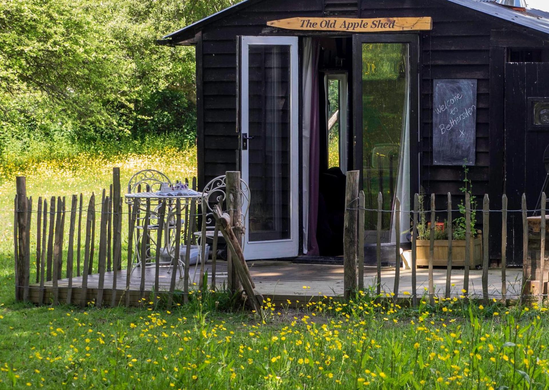 The Old Apple Shed cosy heated cottage in a meadow close to the charming village of Bethersden