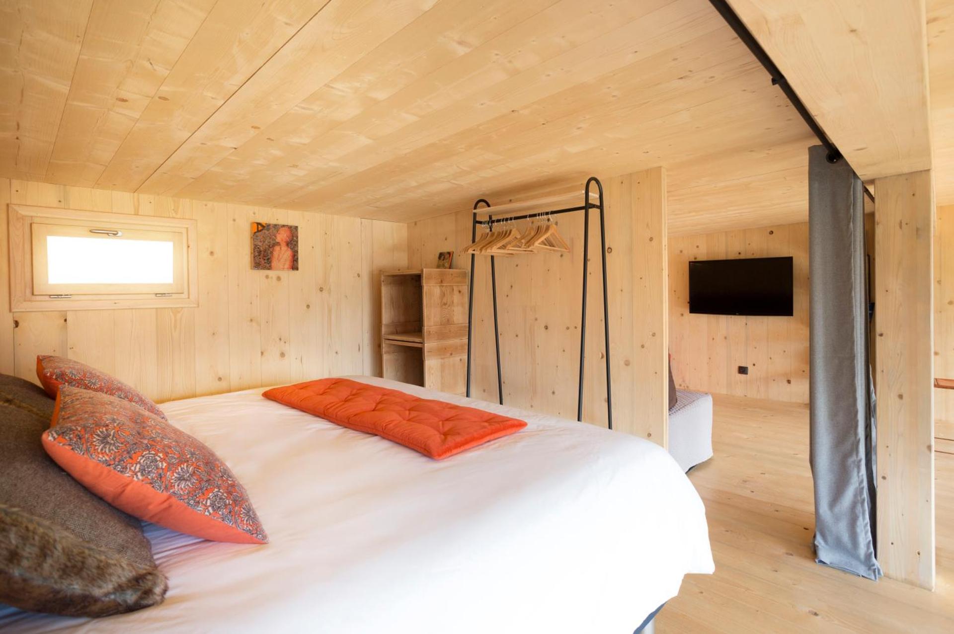 Les Lodges, by Refuges en ville