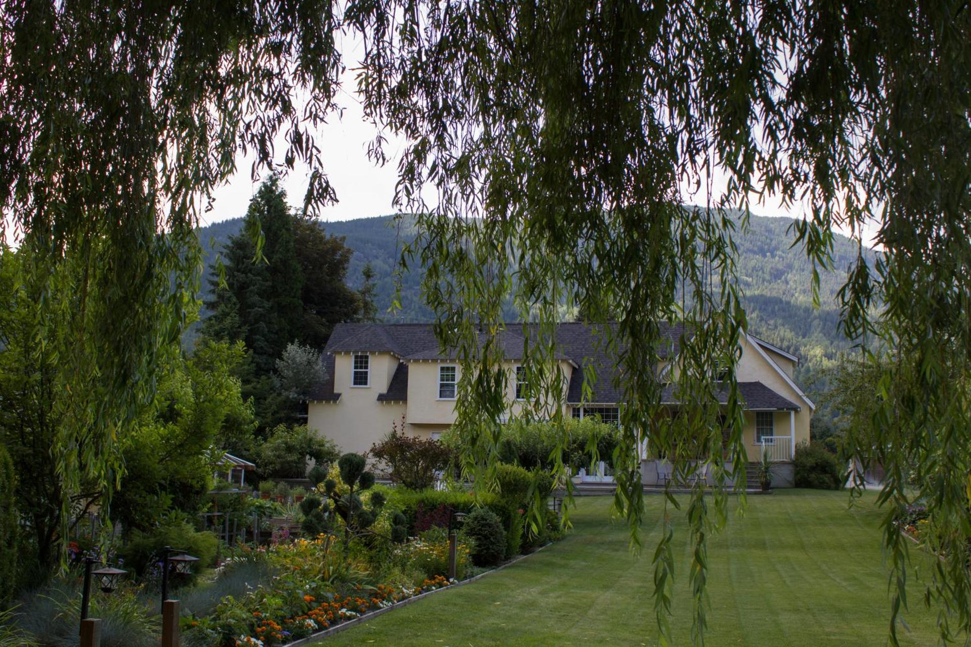 Genelle House B&B Guest House