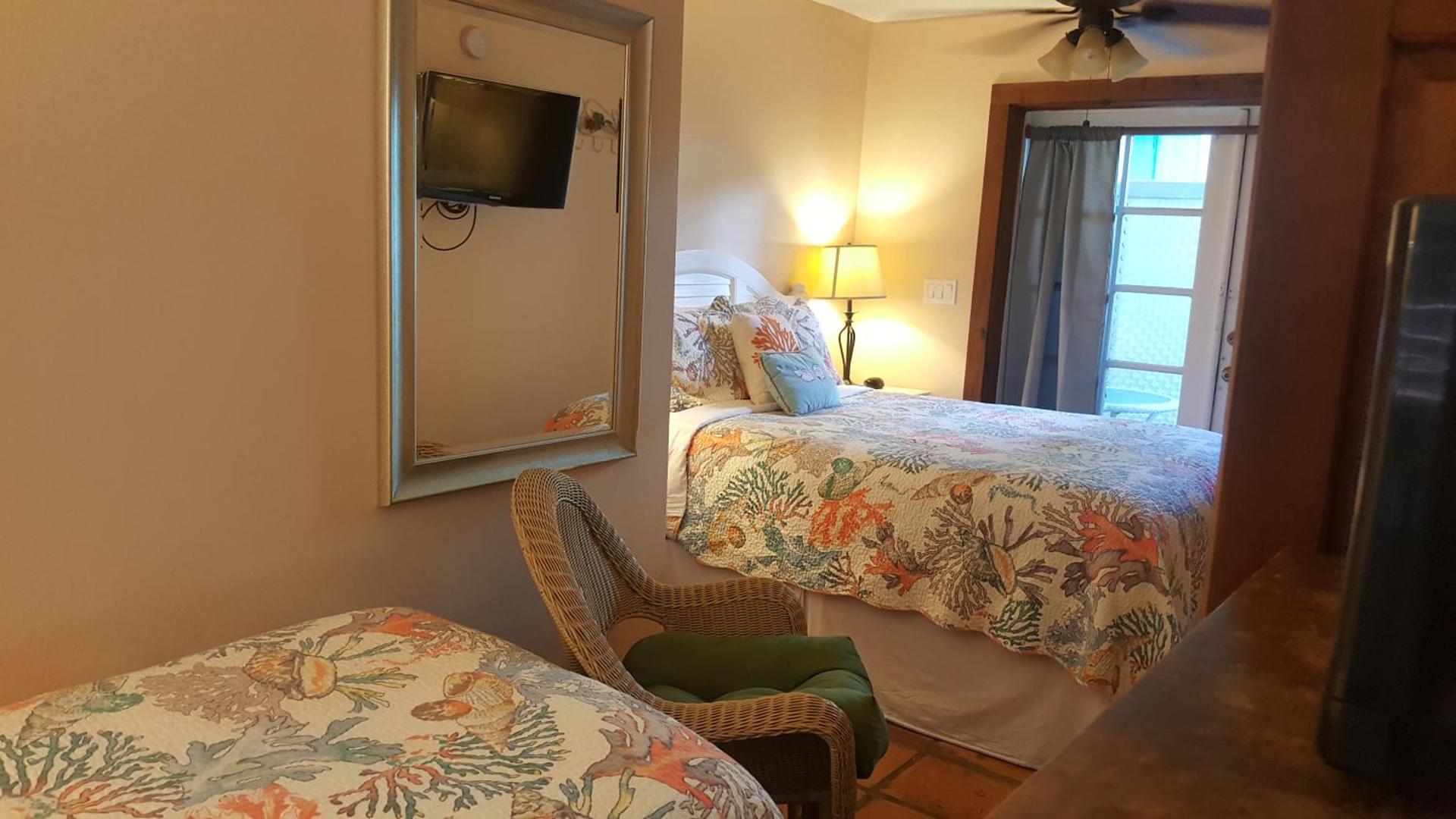 Queen Room with Twin Bed (Unit C8)