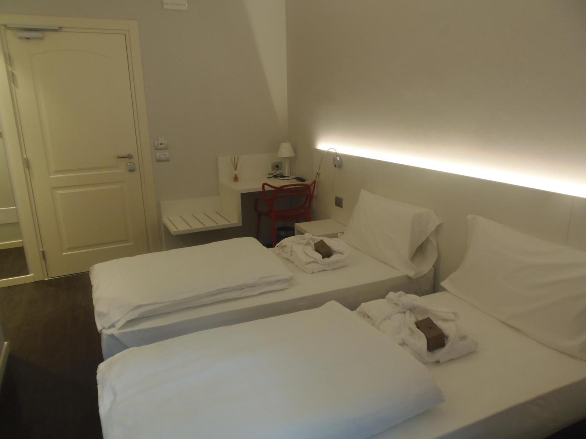 Værelse med kingsize-seng og balkon